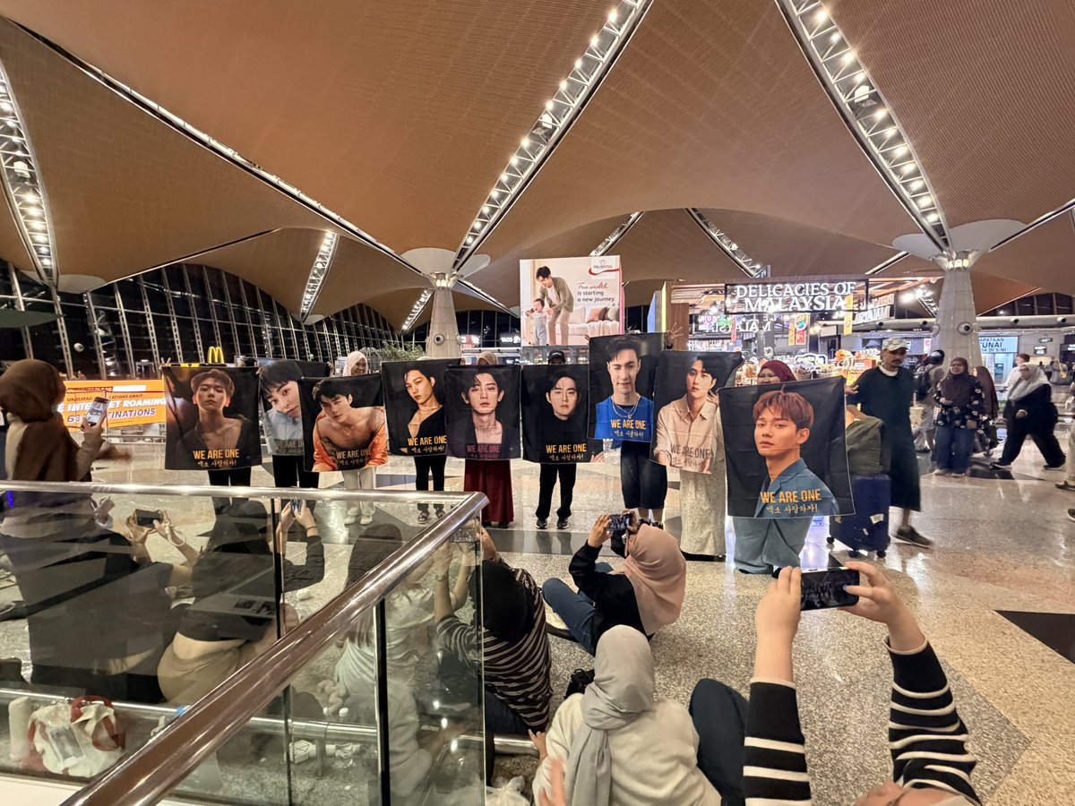 kristaeyi's tweet photo. Teaser abe abe kita dah beratur kat klia #EXOBalikKampungWeyy https://t.co/JfsgNgWxNw