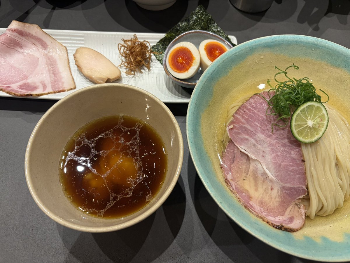 tamiya_eatlog's tweet photo. Tsukemen Back to Back(武蔵小山駅)を訪問。
昆布水に浸かった中太麺は、そのままでも塩でも旨い。地鶏の旨みが広がる清湯醤油のつけ汁と合わさり、最後まで飽きずに楽しめる一杯で各具材も高水準。選べるつけ汁やお洒落な店内は女性客やカップルが多いのも納得で、また通いたくなるお店。
◯特上醤油 https://t.co/83iov97B5d