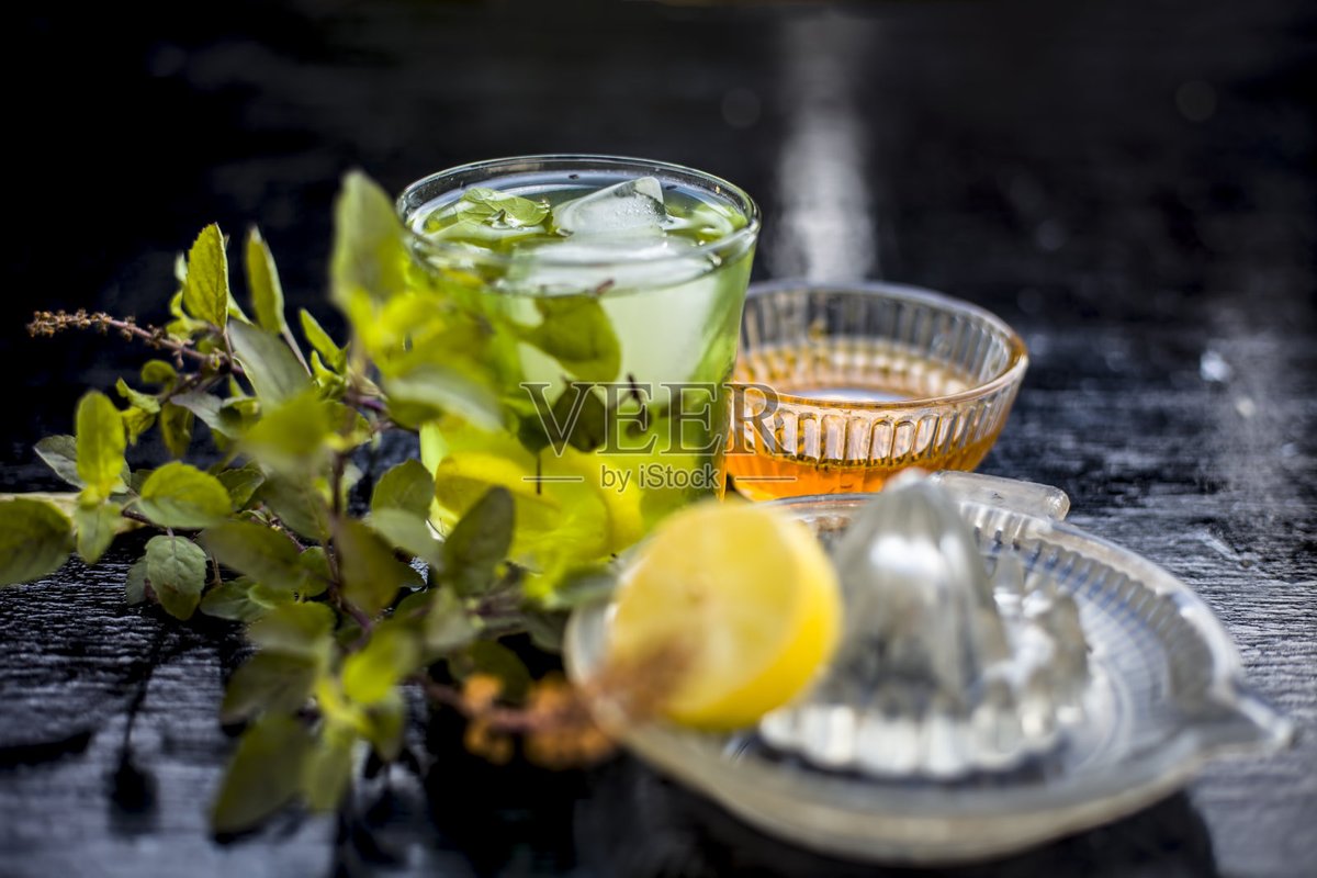MarinRotaru's tweet photo. Make 5-min iced honey lemon tea! Squeeze lemon juice, add honey u0026 cold water, ice on top—refreshing pick-me-up for hot days! https://t.co/Kq80AS11AL
