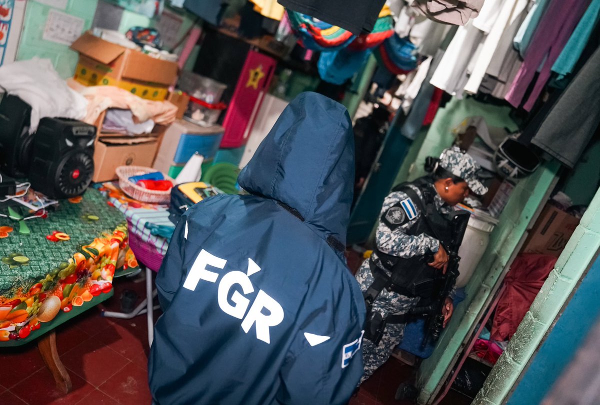 FGR_SV's tweet photo. Entre los adultos detenidos están:
➡️ José Antonio Linares Cea
➡️ Kevin Ernesto Mejía Alvarenga
➡️ Jorge Luis Córdova Realageño
Mario Enrique Contreras Ventura
➡️ Nelson Alessandro Erazo Cruz.

Durante las capturas se han decomisado diferentes porciones de drogas, dinero en efectivo, dispositivos electrónicos y otros objetos que los vinculan con las acciones delincuenciales.
