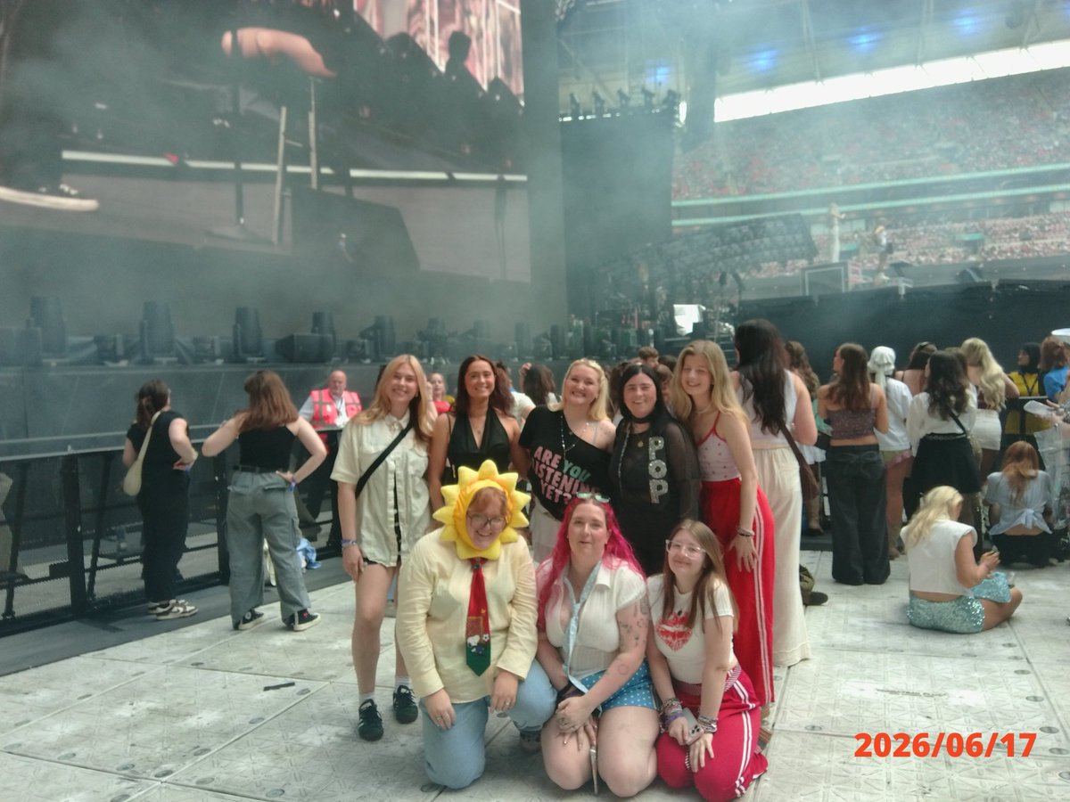 mollygh28's tweet photo. heyyyy @HSHQ me and my friends would love to be your photographer occasionally tonight, coming to these shows with my friends and strangers is the greatest privilege of my whole life actually and i’d love to capture that for you guys TOGETHER TOGETHER TOUR FOREVER https://t.co/v3UL0f6npD