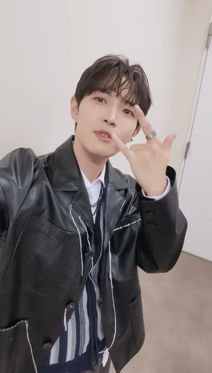 kjhmay27's tweet photo. 유교락스타 김재환 https://t.co/9LKxsOyeew
