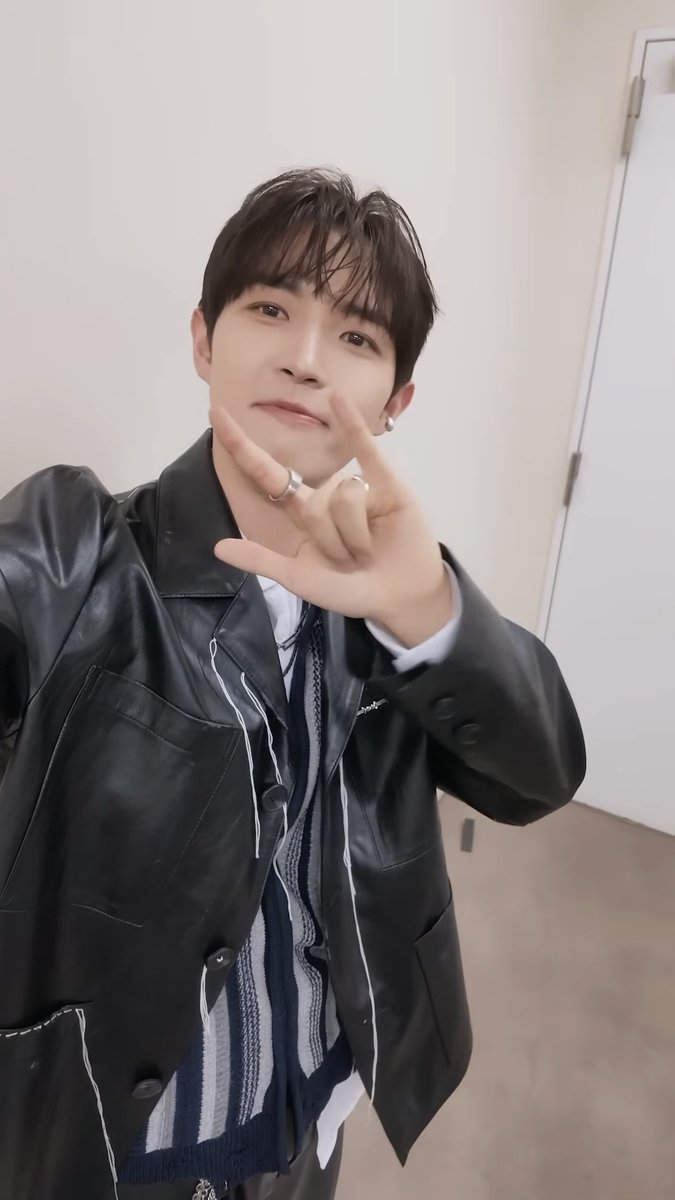 kjhmay27's tweet photo. 유교락스타 김재환 https://t.co/9LKxsOyeew