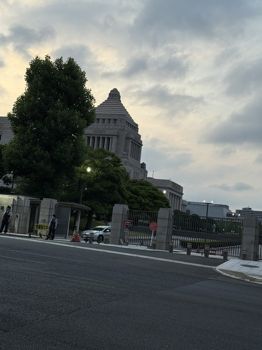 lunoji's tweet photo. 2万6千人のひとりになってきた！！！
憲法改悪反対！！
遠くにおれたちの日本国憲法さん（#きみちぎ）の幟ががが！ https://t.co/eGHM2TcKQX