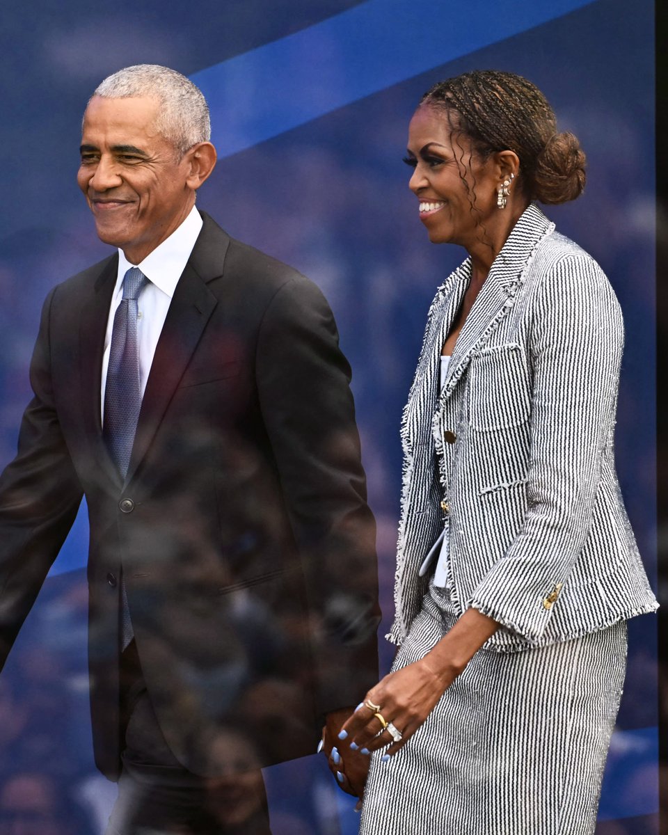 ThomBrowne's tweet photo. … homecoming …
michelle obama wears custom thom browne to attend the opening of the obama presidential center in chicago.

michelle wears a navy and white seersucker tweed cropped sack jacket with matching skirt, a white cotton pique corset and wingtip pumps in white soft patent leather…

@MichelleObama
#thombrowne #michelleobama