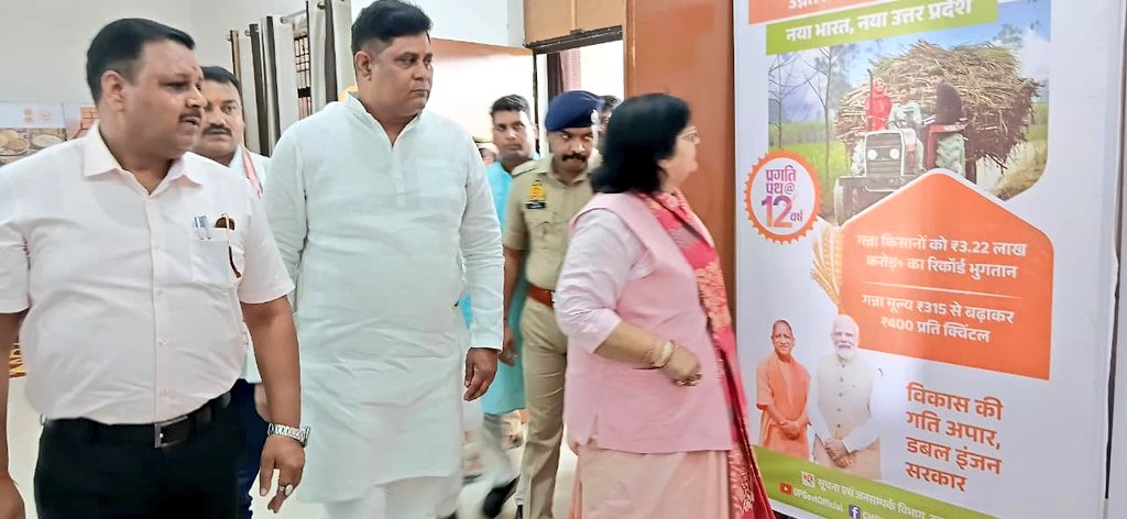 DmAmethi's tweet photo. मा. प्रभारी मंत्री श्रीमती प्रतिभा शुक्ला जी ने डीपीआरसी, गौरीगंज में आयोजित प्राकृतिक खेती कार्यशाला में सहभागिता कर किसानों को प्राकृतिक खेती अपनाने हेतु प्रेरित किया तथा विकास प्रदर्शनी का अवलोकन किया। कार्यक्रम में कृषको को बाजरा मिनीकिट एवं अनुदानित कृषि यंत्र भी वितरित किए। https://t.co/zlN4L9VklJ