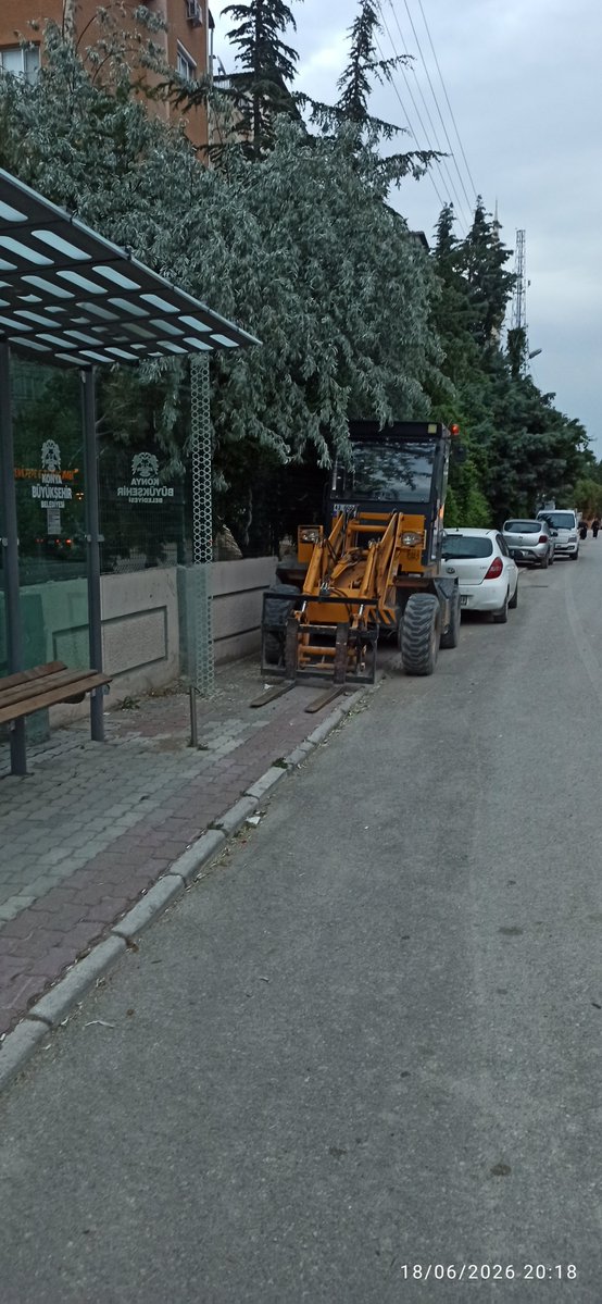 bayTOZM's tweet photo. Meram Fen Lisesi caddesi. Mertokon konutlarinin yani. Ben 10 yıldır çocuklarımla yolun ortasından yürüyorum. Kaldırım otopark olmuş. Birçok caddeye bakıyorum KBB Demir dubalar ile parkı engellemiş. Çeçenistan caddesi mesela. Buraya bir çözüm lütfen. Bende vatandaşım.
@kbbofis https://t.co/OOd9RRVmxJ