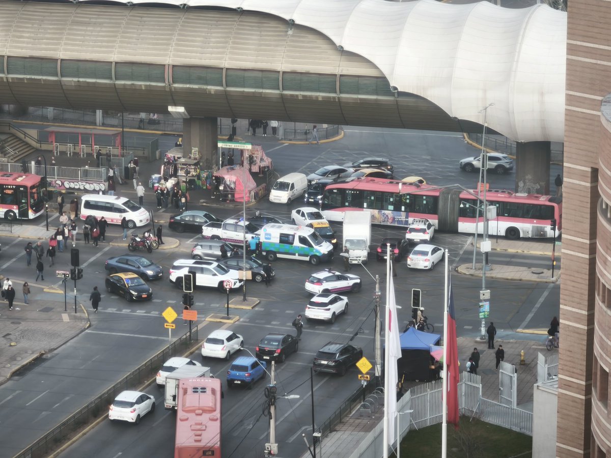 Linkeador_'s tweet photo. Vicuña Mackenna con Escuela Agricola, accidente vehicular y sin semáforos desde ayer. @biobio @adnradiochile https://t.co/tRM312BCiU