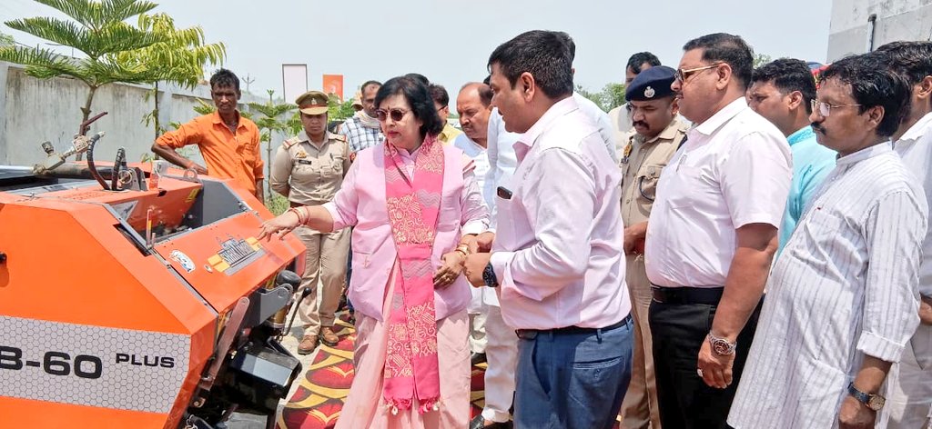 DmAmethi's tweet photo. मा. प्रभारी मंत्री श्रीमती प्रतिभा शुक्ला जी ने डीपीआरसी, गौरीगंज में आयोजित प्राकृतिक खेती कार्यशाला में सहभागिता कर किसानों को प्राकृतिक खेती अपनाने हेतु प्रेरित किया तथा विकास प्रदर्शनी का अवलोकन किया। कार्यक्रम में कृषको को बाजरा मिनीकिट एवं अनुदानित कृषि यंत्र भी वितरित किए। https://t.co/zlN4L9VklJ