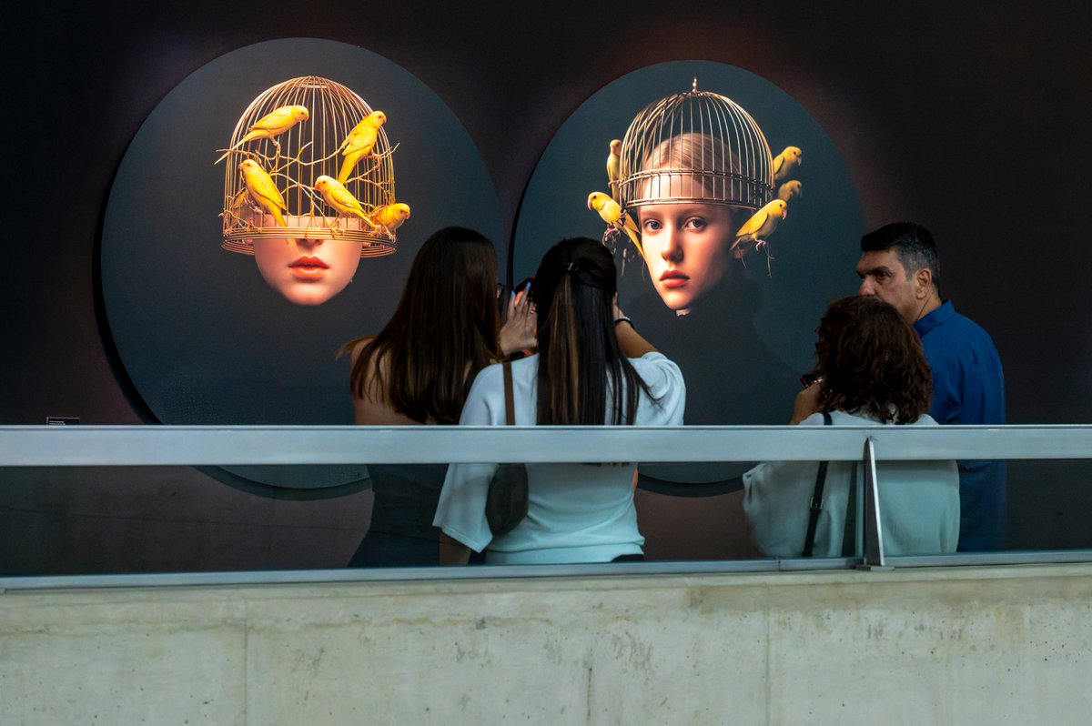 dipvalencia's tweet photo. 🆕🖼️ Manuel Fernández plena de moda, art i fotografia el @MuVIM en l'exposició 'Què tinc al cap?'.

🗓️📸 Fins al 4 d'octubre se podrà visitar una nova proposta visual que convida a explorar el paisatge emocional a través de 25 retrats onírics.

➕ℹ️ https://t.co/inGRp048nZ https://t.co/Vpvp69uOuw