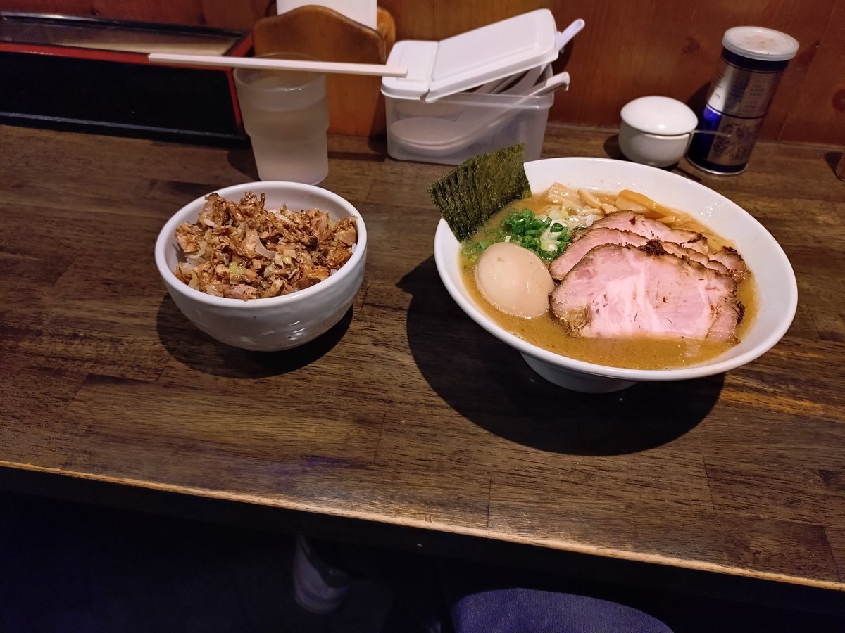 yosuke_57's tweet photo. 吉田食堂🍜
特製中華そば+ネギチャーシュー丼🍜
仕事帰りに久々に夜の部のコチラへ🏍️
最強🐟️🐷スープを堪能出来た〜ヽ(｀▽´)/
水筒に入れて持ち歩きしたい位に美味い🍜

今日も超絶美味かった〜🍜
今日もご馳走様でしたm(_ _)m https://t.co/SxFXAFdytV