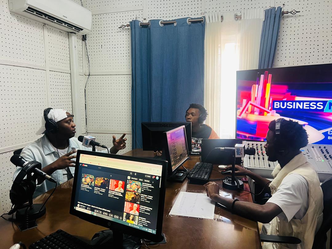 RADIOSALUS1's tweet photo. King James yamaze kugera muri studio za Radio Salus mu kiganiro The Weekend Gate.
Dukurikire kuri https://t.co/cN0YSob3kV no kuri 97.0 na 101.9 FM. https://t.co/QUrddZy1VN