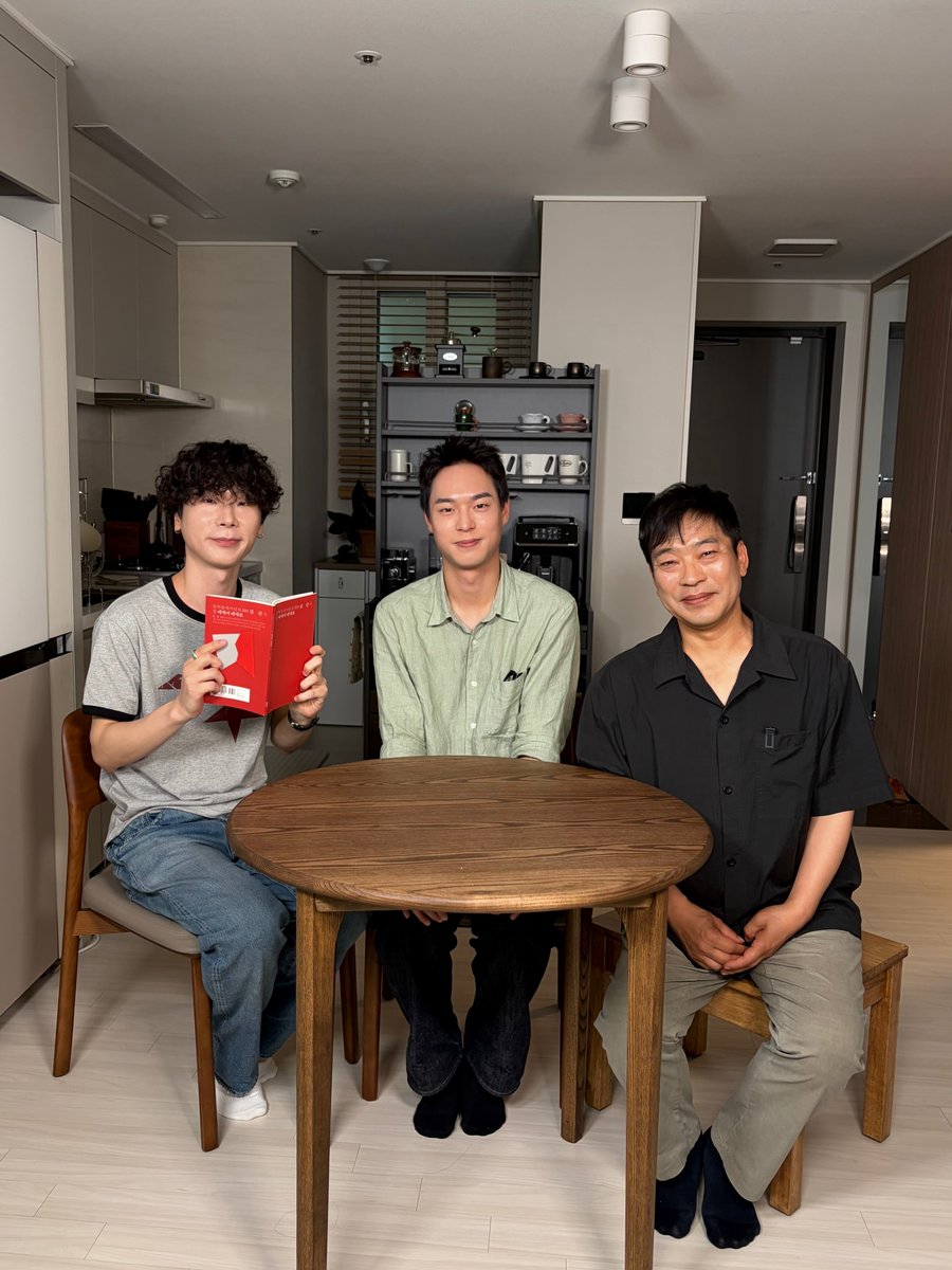 band_lacuna's tweet photo. ‘유령’과 ‘Far Away’를 주제로 시인 김근 님과 함께 이야기 나누어봤습니다. 문학적인 시각으로 다양한 감상을 나눌 수 있었던 즐겁고도 유익한 시간이었는데요. 🤓 다들 재밌게 보셨을까요? 

곧 공개될 2부에도 많은 관심 부탁드립니다. 💙

𝗦𝗰𝗵𝗲𝗱𝘂𝗹𝗲📆
🔜 7/18 (SAT) 장경민 콘서트 '숲의 소음'
🔜 7/19 (SUN) 장경민 콘서트 '숲의 소음'

장경민 콘서트 '숲의 소음'
🌿DATE : 2026. 07. 18 (SAT) 6PM / 2026. 07. 19 (SUN) 5PM
🌿PLACE : CJ아지트 광흥창
🌿TICKET OPEN : 2026. 06. 22 (MON) 7PM @NOL 티켓

#Lacuna #라쿠나 #시인김근의작업실