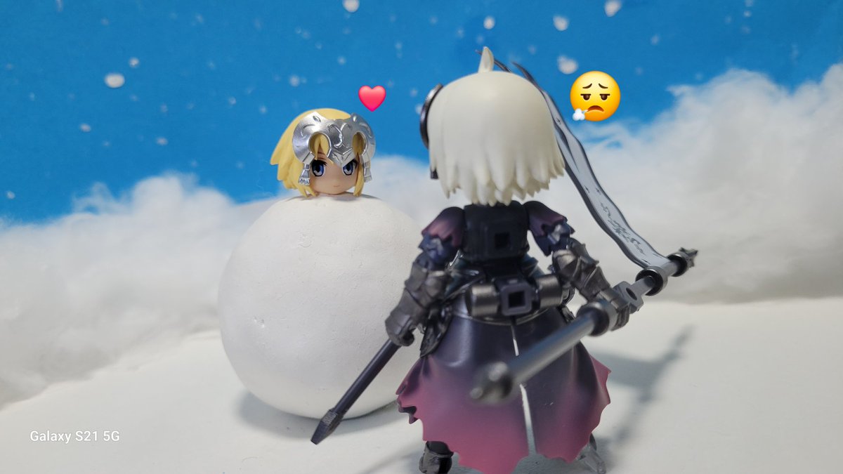 Divofamgptj's tweet photo. 雪だるまお姉ちゃんvs妹

ジャ｢さ���、お姉ちゃんと一緒に雪だるまになりましょう。｣
邪｢はっ、そんな姿のあんたに負けるわけないでしょ？｣
　　　　　～数分後～
オ｢何をやっているんだお前達は｣
ジャ｢2人で1つの雪だるま姉妹です♪｣
邪｢うっさい！黙れ！！喋るな！！！｣
#雪だるま拘束 https://t.co/PhsLcc9mYy
