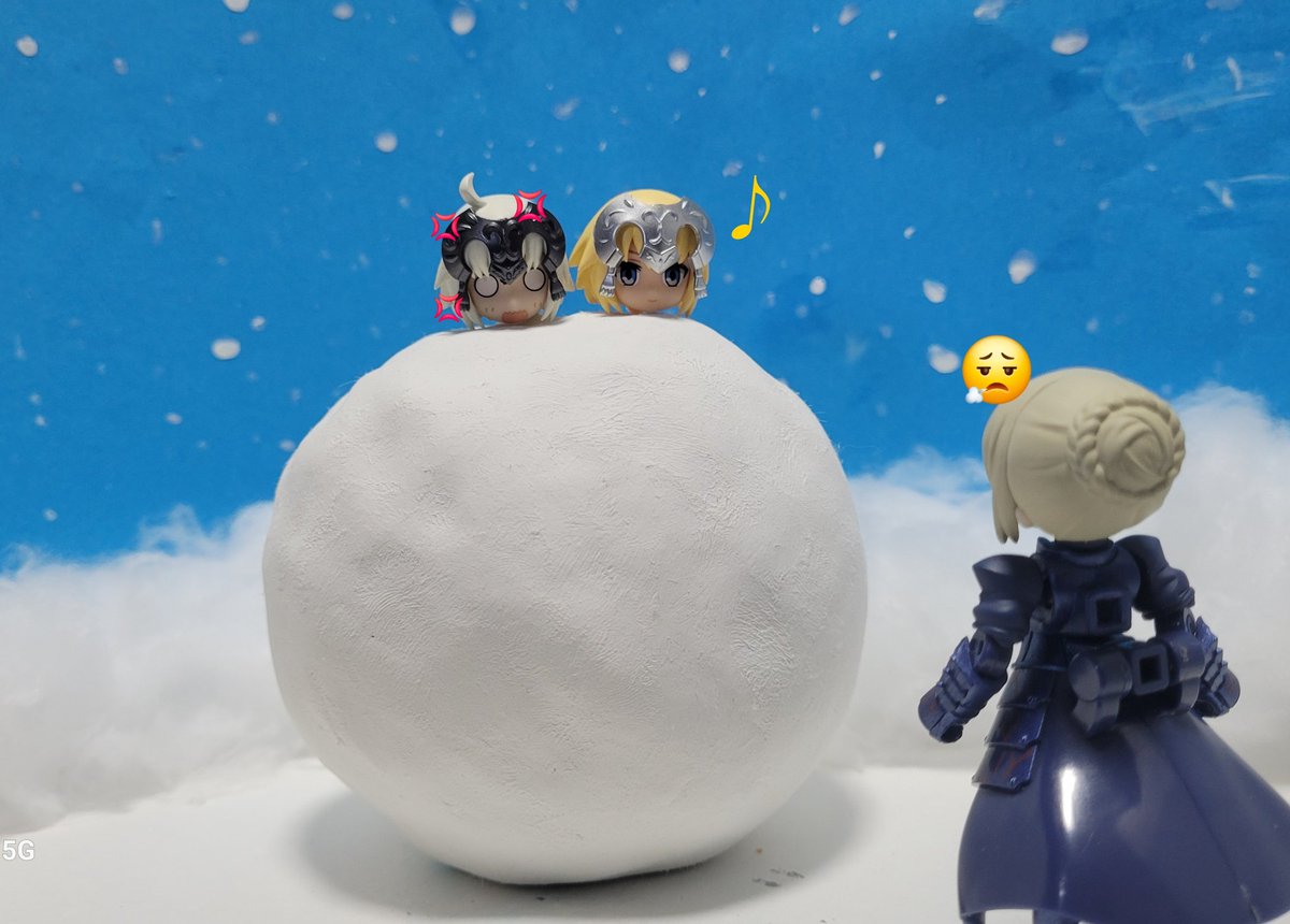 Divofamgptj's tweet photo. 雪だるまお姉ちゃんvs妹

ジャ｢さ���、お姉ちゃんと一緒に雪だるまになりましょう。｣
邪｢はっ、そんな姿のあんたに負けるわけないでしょ？｣
　　　　　～数分後～
オ｢何をやっているんだお前達は｣
ジャ｢2人で1つの雪だるま姉妹です♪｣
邪｢うっさい！黙れ！！喋るな！！！｣
#雪だるま拘束 https://t.co/PhsLcc9mYy