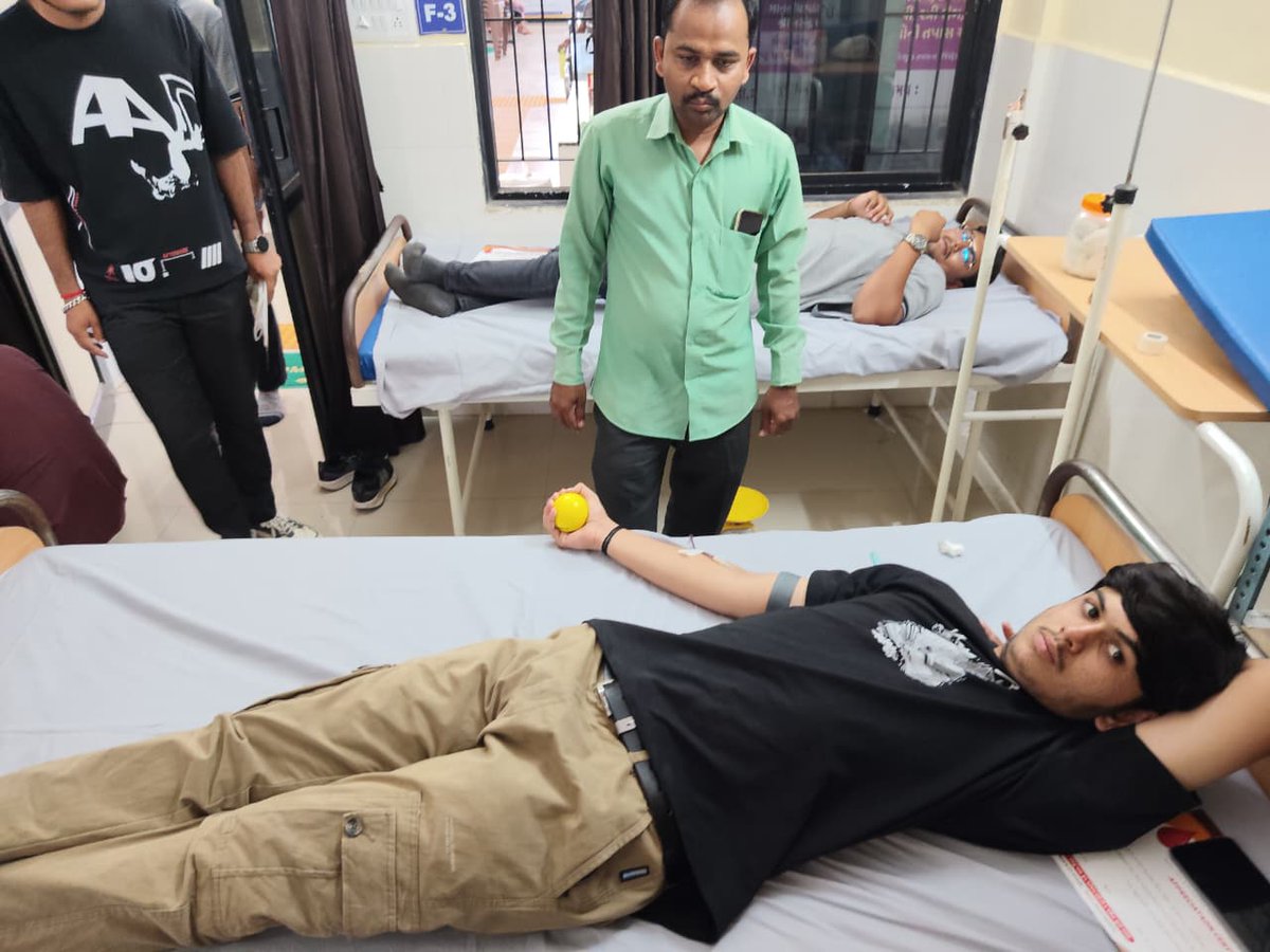 AAMSHAPUR1's tweet photo. આજ રોજ PHC શાપુર ખાતે બ્લડ ડોનેશન કેમ્પ યોજવામાં આવ્યો જેમાં 25 બોટલ બ્લડ કલેક્ટ કરવામાં આવ્યું @Tho_Vanthali @DdoJunagadh @CdhoJunagadh @PHCSHAPUR https://t.co/KFYRhyFzif