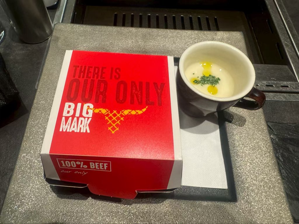 akionaka5656's tweet photo. 金曜の夜、私は明日も明後日も仕事ですが、土日お休み組の方々と食事会！
最近のビックリバーガー、高級路線すぎておったまげた。
でもTTP精神（徹底的にパクる）では､ヒントは全部いただく。
停滞気味の関西ビジネスも、ここから逆襲のヒントをゲット。😁😁😁
マニアしか分からない秘密つくりだな。 https://t.co/TglckXyFBo