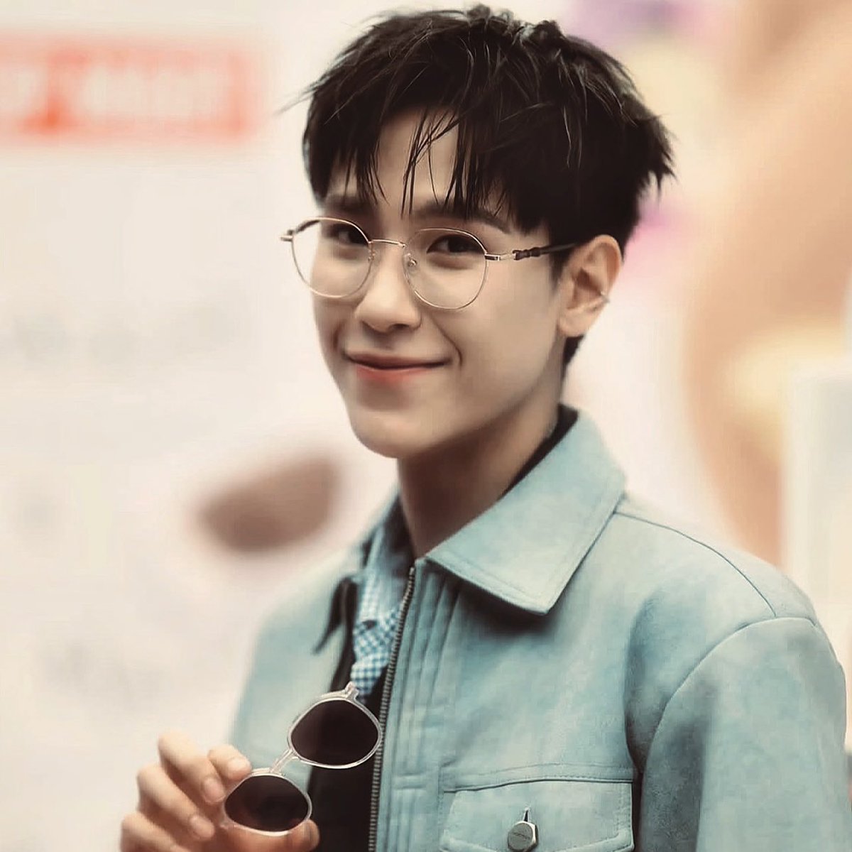 starmiecrazyy's tweet photo. พี่จูคือที่สุดในใจนี่เลย ㅠ ㅠ หล่อมาก หล่อแบบวินเทจ หล่อแบบคนยุค 80 90 อะ พี่จูคงเป็นศิลปินที่ถ้าเราบังเอิญไปเจอรูปในห้องแม่คงสะดุดตาจนต้องหยุดดูแล้วถามว่าคนนี้คือใคร นี่รักตี๋แว่นทิสุบบ บ * 🥺♥︎ https://t.co/YD8MLyyz1l