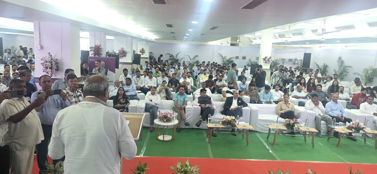 Laxman Yadav ( मोदी का परिवार) tweet media
