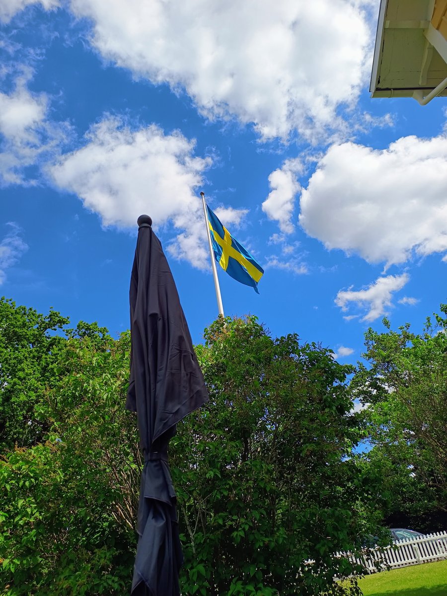 golinderoth's tweet photo. Glad midsommar Sverige https://t.co/7oKYK3BTJ2