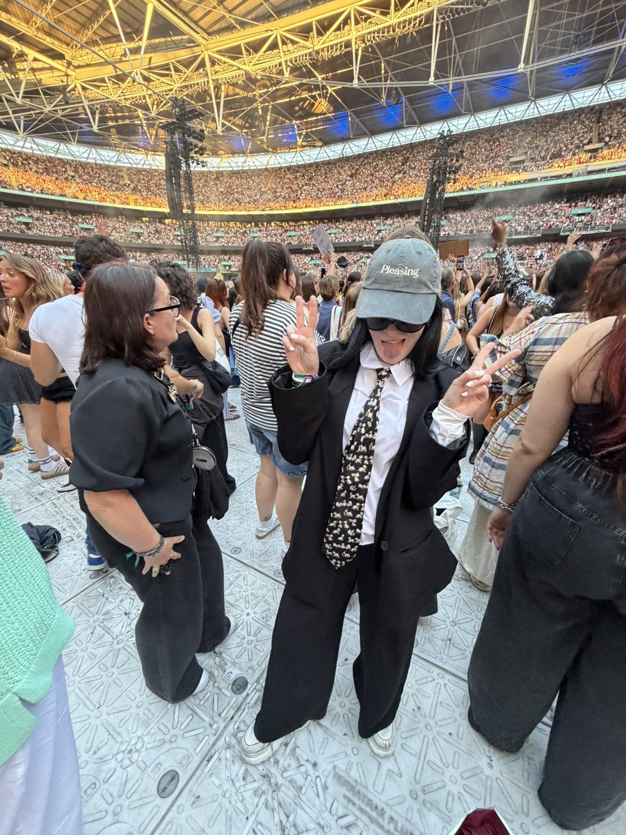 targhabit's tweet photo. hi @HSHQ pretty please please PLEASE 🙏🏼 let me be the photographer for tonight this is gonna be my 4th show out of 12!!!!!! 🪩🕺💋 it would be a dream come true to be able to capture the happiness and the fun of the night!!! https://t.co/4IzGxaOxiK