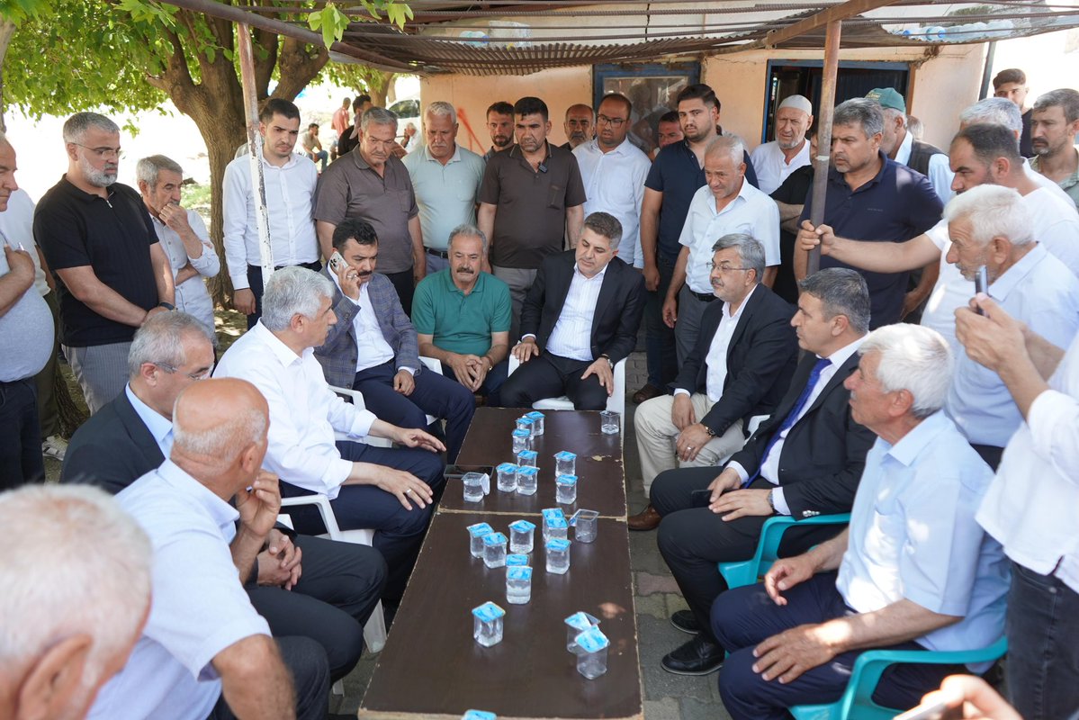 dr_ishaksan's tweet photo. Kahta Buğday Pazarı'nda, Başkanımız Sayın Mahmut Okay ve kıymetli esnaf kardeşlerimizle bir araya geldik. 🌾

Toplantımızda esnafımızın sorunlarını, taleplerini ve önerilerini birebir dinledik. Sektörün nabzını tuttuğumuz bu buluşmada, her bir konuyu masaya yatırdık ve çözüm yollarını birlikte değerlendirdik.

Buğday pazarımızın ve esnafımızın her fikri, ilçemizin ticari geleceği için bir yol haritasıdır. Üretmeye, alın terine ve birlikte büyümeye devam!

#Kahta #BuğdayPazarı #Esnaf   #BirlikteÇözüm

@Akparti @RTErdogan @abuyukgumus @hakanaksu058 @acarfaruka @farukaytek @mchallac @avekremcadir @Av_gafarcelebi @avhasanunsal