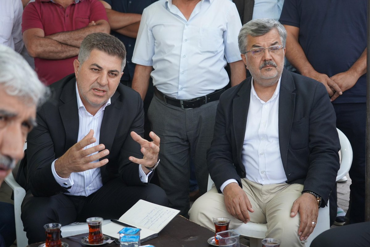 dr_ishaksan's tweet photo. Kahta Buğday Pazarı'nda, Başkanımız Sayın Mahmut Okay ve kıymetli esnaf kardeşlerimizle bir araya geldik. 🌾

Toplantımızda esnafımızın sorunlarını, taleplerini ve önerilerini birebir dinledik. Sektörün nabzını tuttuğumuz bu buluşmada, her bir konuyu masaya yatırdık ve çözüm yollarını birlikte değerlendirdik.

Buğday pazarımızın ve esnafımızın her fikri, ilçemizin ticari geleceği için bir yol haritasıdır. Üretmeye, alın terine ve birlikte büyümeye devam!

#Kahta #BuğdayPazarı #Esnaf   #BirlikteÇözüm

@Akparti @RTErdogan @abuyukgumus @hakanaksu058 @acarfaruka @farukaytek @mchallac @avekremcadir @Av_gafarcelebi @avhasanunsal