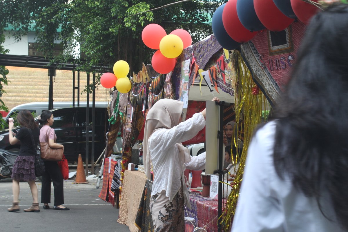 herstiones's tweet photo. Sebagai seseorang yang suka mengabadikan momen, Festival Budaya INTEREST memberikan banyak sekali cerita untuk direkam. Rasanya setiap sudut punya kesan dan setiap kegiatan punya kenangannya sendiri. https://t.co/kR0ob0Q1N9