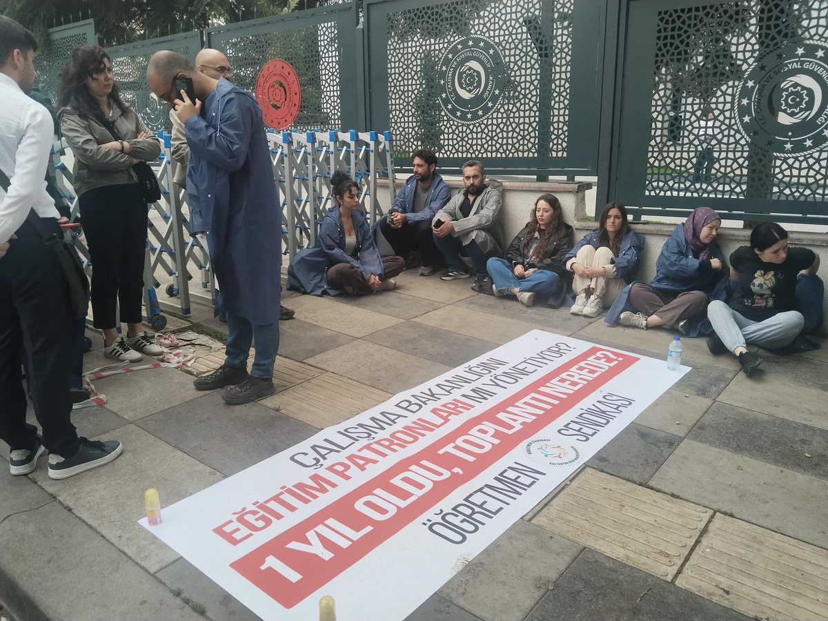 ogretmensendika's tweet photo. Su anda Bakanlık önünde bekliyoruz. İçerden somut bir cevap bekliyoruz! 

Müzakereye, görüşmeye, kesin bir tarihte verilecek randevuya açığız!
#ÖğretmenlerAçlıkGrevinde
#AyşenGürcanKomisyonuTopla 
@csgbakanligi https://t.co/VJsxWhG40E