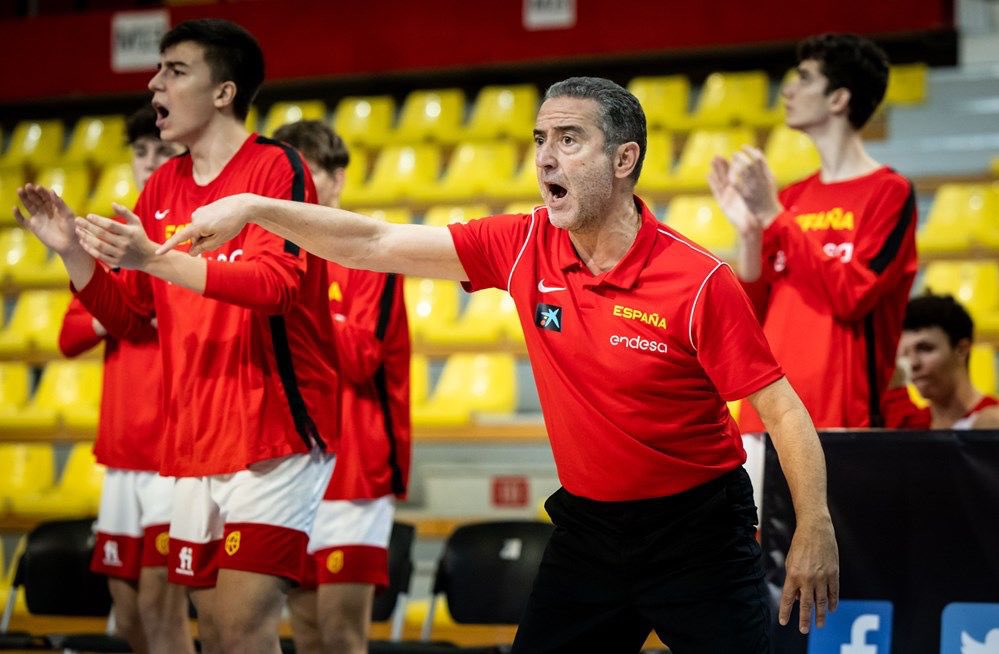 FelipeReyesAcad's tweet photo. Tenemos el honor de confirmar la asistencia al campus @9FelipeReyes de @angelgjareno , leyenda de los banquillos en España 🇪🇸🏀

🥈 Ex 2º entrenador del @RMBaloncesto junto a mitos como Željko Obradović, Sergio Scariolo y Clifford Luyk. 🇪🇸 Ex 2º entrenador de @BaloncestoESP https://t.co/ZiKrFc3HYH
