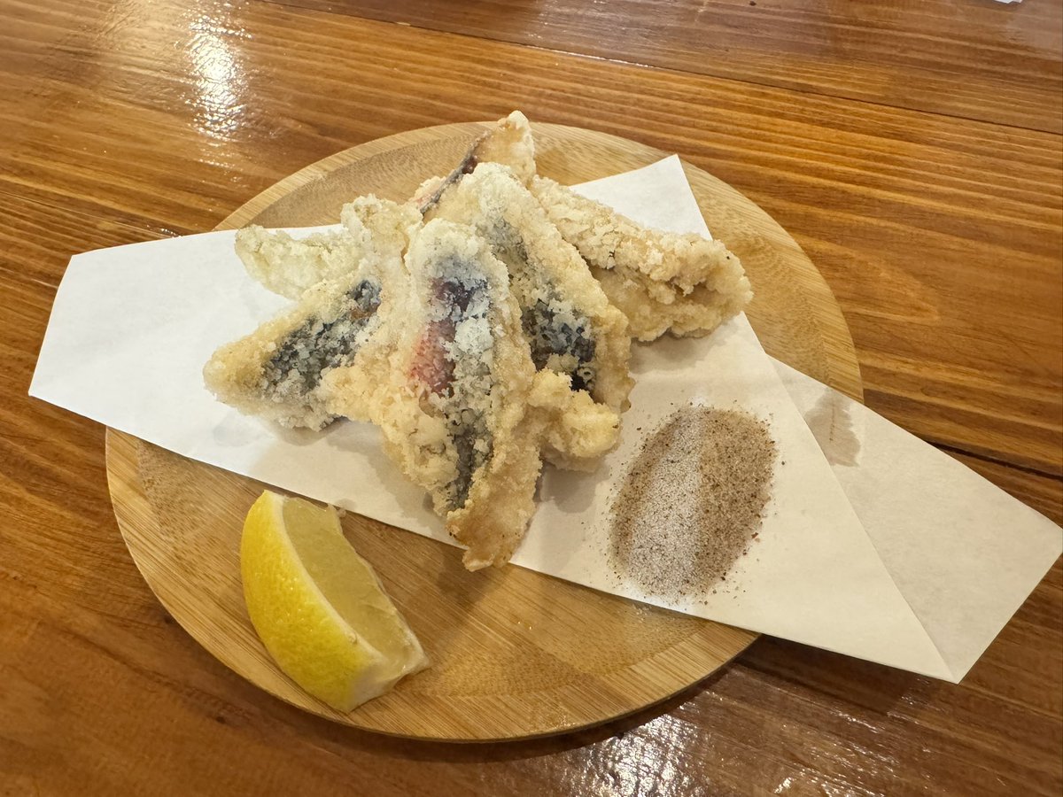 Bo2Mk1Wj8's tweet photo. 石垣島の「えいこ鮮魚店」でグルクン唐揚げ、ゴーヤチャンプル、大海老チリで一杯！
#石垣島 #えいこ鮮魚店 #グルクン #ゴーヤチャンプル https://t.co/hTDpBq5YPJ
