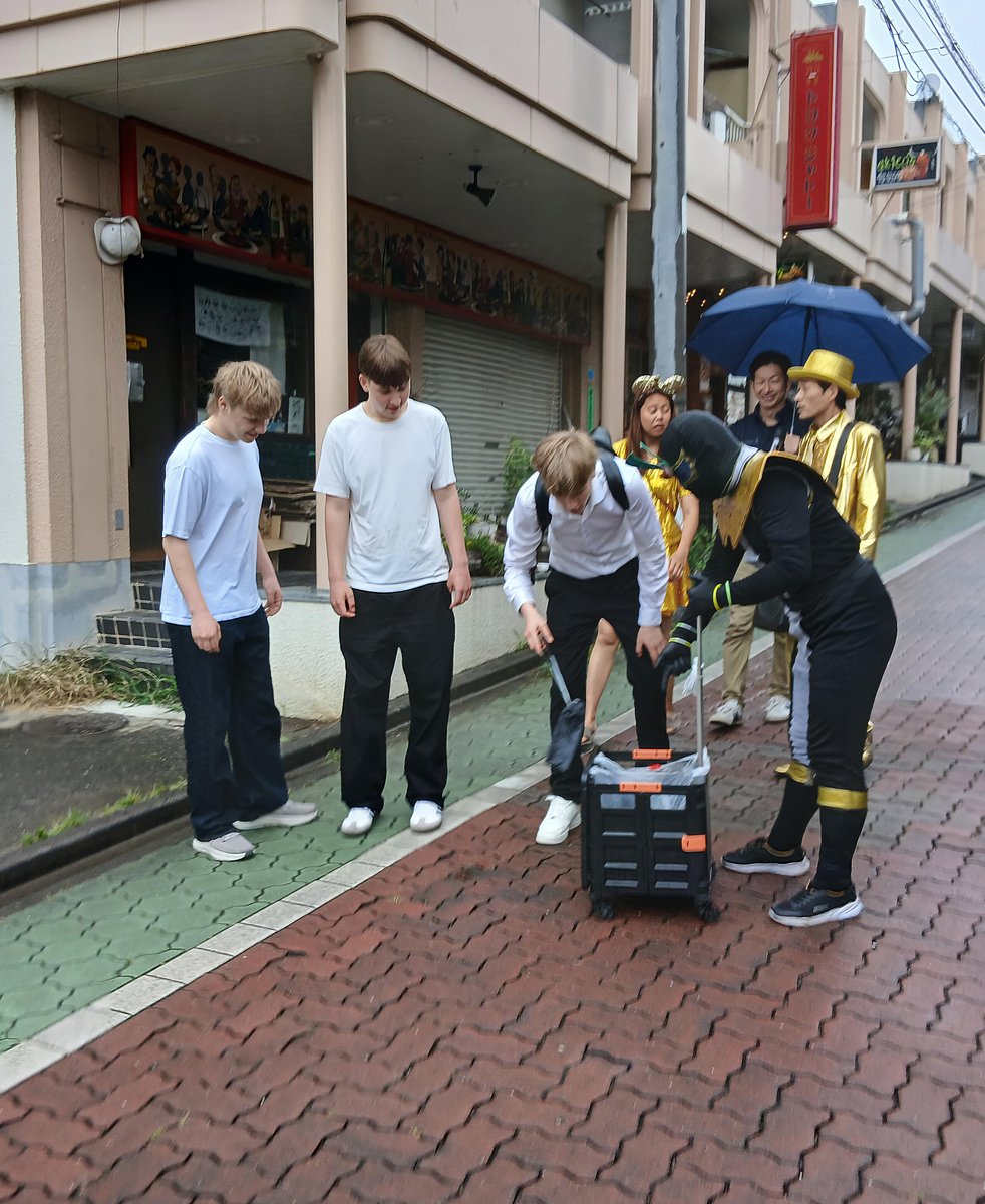 iijNWqUQ7i41630's tweet photo. 日本へ留学で来たスウェーデンの学生さんを、佼成学園の先生や仲間達と共に方南町をご案内‼️

私はゴミを拾いながら同行し、留学生の皆さんも一緒に拾ってくれました✨

ゴミ拾いしながら“国際交流”🌍️

この活動や方南町の魅力が世界にもっと広まるよう活動していきます🔥
#リアルライフヒーロー https://t.co/VdC0biaLr5