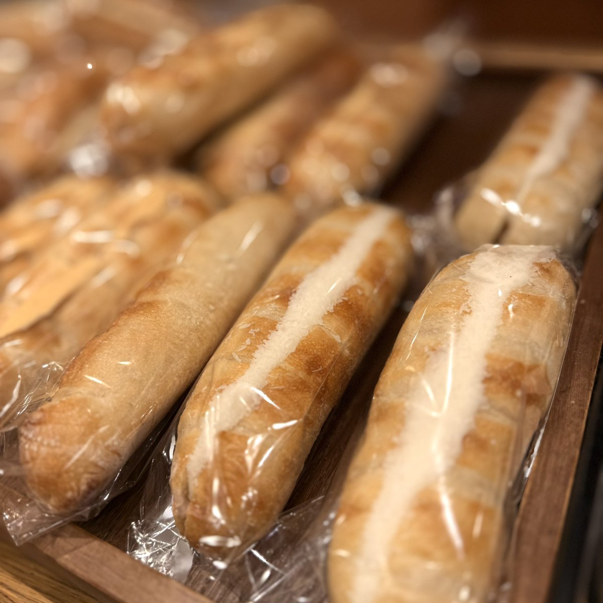 Orange_fields_'s tweet photo. こんばんは！
＠orangefields_breadfactory です！
今回は6月の新商品を紹介します！
1：オリーブと極太ソーセージフランス🫒
2： ココナッツミルクフランス🥥
3：きゅうりの一本漬けパン🥒
きゅうりの一本漬けパンは去年夏から復刻商品になります！
オリーブと極太ソーセージフランス 🫒
たっぷりのブラックオリーブとパンチの効いた極太ソーセージの相性抜群なフランスパンになります
ココナッツミルクフランス🥥
ピーナッツバターフランスの兄弟パンにあたるココナッツミルクフランス、口いっぱいココナッツが広がります！
以上3種類になります！
今年の夏はきゅうりで乗り切りましょう💪
#天満
#きゅうり
#新商品