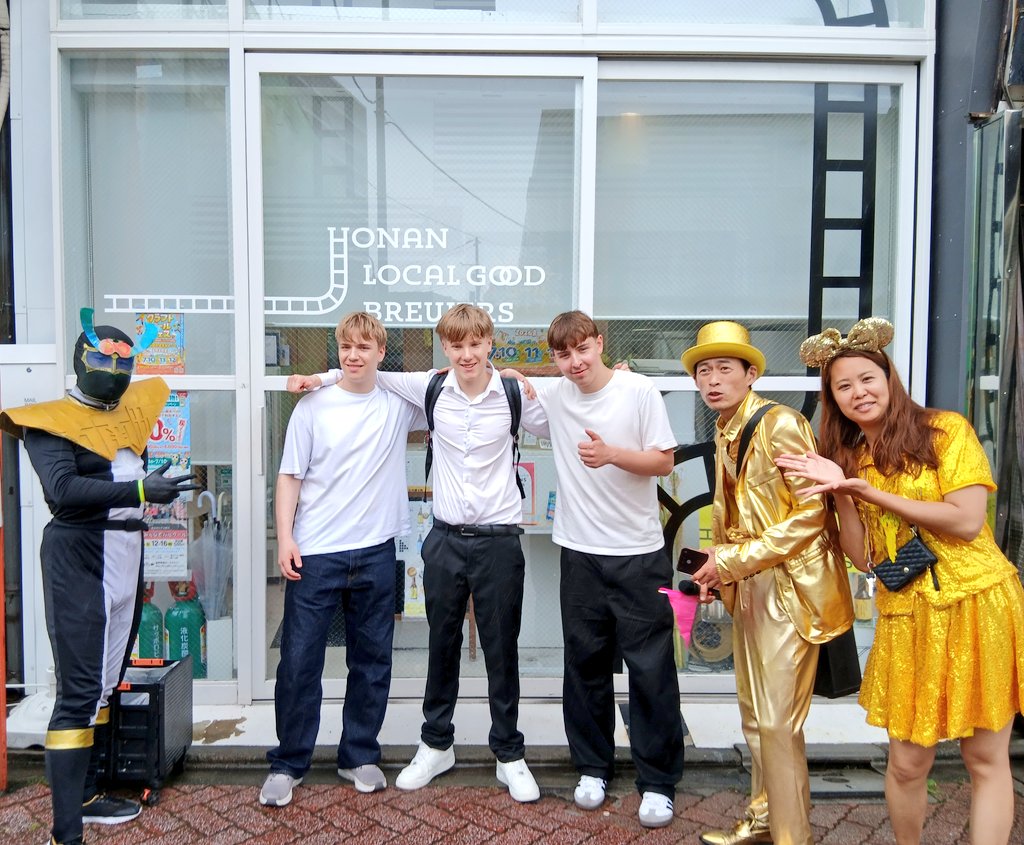 iijNWqUQ7i41630's tweet photo. 日本へ留学で来たスウェーデンの学生さんを、佼成学園の先生や仲間達と共に方南町をご案内‼️

私はゴミを拾いながら同行し、留学生の皆さんも一緒に拾ってくれました✨

ゴミ拾いしながら“国際交流”🌍️

この活動や方南町の魅力が世界にもっと広まるよう活動していきます🔥
#リアルライフヒーロー https://t.co/VdC0biaLr5