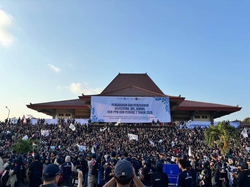 alfathsyf's tweet photo. BOIKOT UGM?!!!
Sore ini liat penerjunan KKN UGM di Grha Sabha Pramana lewat Instagram. Ribuan mahasiswa akhirnya resmi dilepas buat pengabdian ke masyarakat.

Hal ini juga nunjukin kalau UGM beneran jalanin pengabdiannya. Kemarin pas diajak terbang ke Papua sama pak menteri, kami nolak karena menurut kami buat apa jalan bareng perusak ekosistem. Buktinya hari ini tetep ada ratusan mahasiswa UGM yang berangkat KKN ke Papua murni buat masyarakat.

Buat gue pribadi, hari ini cukup menyedihkan. Gue udah nyiapin KKN ini dari September 2025. Prosesnya panjang; mulai dari nyari tim, ditolak, ada temen yang mundur, bikin konsep, latihan presentasi, sampai sempet gagal. Pas akhirnya dapet lokasi di Maluku dan mulai nyusun proker, rasanya seneng banget akan belajar 50 hari di sana.

Harusnya hari ini gue ikut berangkat. Tapi ternyata kondisinya belum memungkinkan gue buat jalan bareng temen-temen ke Maluku. Ya mau gimana, emang belum rejeki.

Buat 30 temen tim gue, hati-hati di jalan ya. Semoga perjalanan ke Maluku lancar dan aman. Titip salam buat warga Maluku Tengah di sana. Nanti kalau ada waktu yang pas, gue pasti bakal main ke sana.

Gue bangga punya rekan kerja dan diskusi dengan kawan NB ‘26.