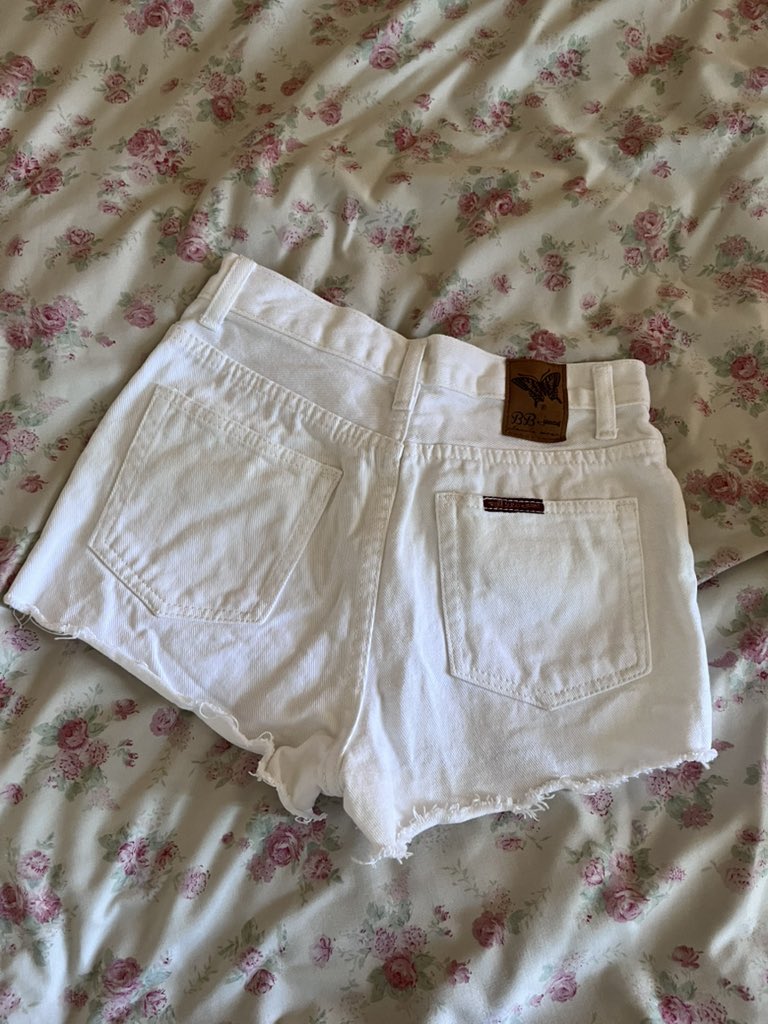 Misoshi1love's tweet photo. BB Jeans กางยีนส์
size s ยาว11
✿-140

#ส่งต่อเสื้อผ้า #เสื้อผ้า #โล๊ะตู้  #กางเกง https://t.co/WMAxS49PW0