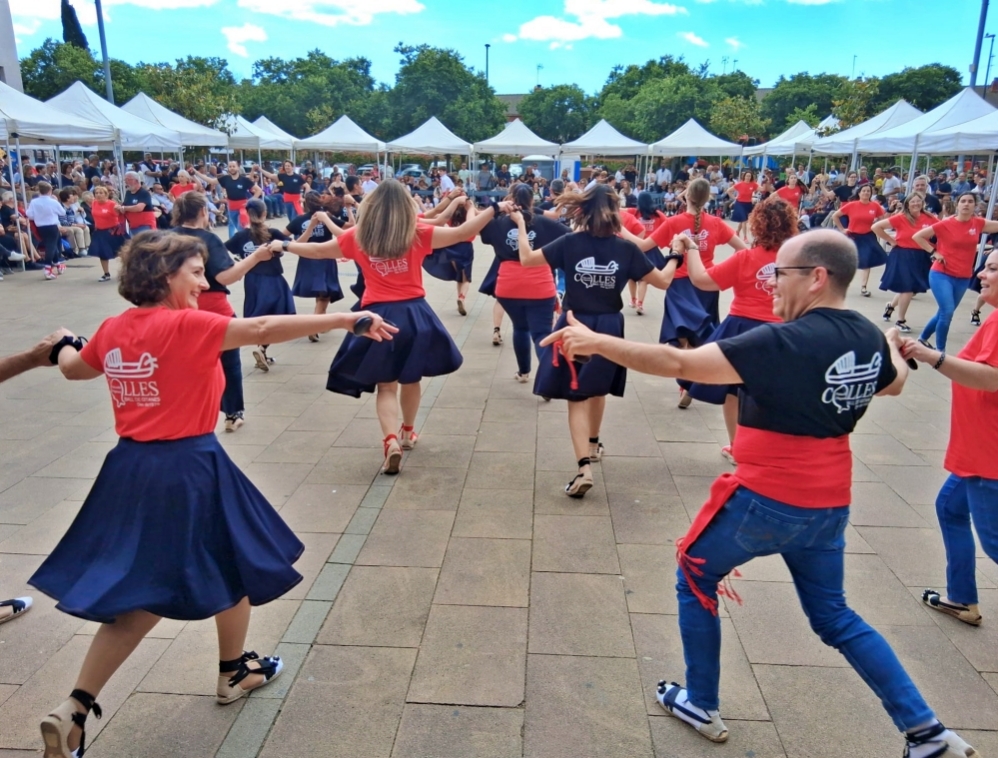 RadioPalau's tweet photo. La segona temporada del programa sobre cultura popular i tradicional, El Tradi, amb Vicenç Grau, es clou parlant dels 50 anys de les Colles de Balls de Gitanes de Palau-solità i Plegamans conversant amb el seu president, Joan Carol. Disponible a https://t.co/DAa2FsModC https://t.co/p8sSwT6XB5