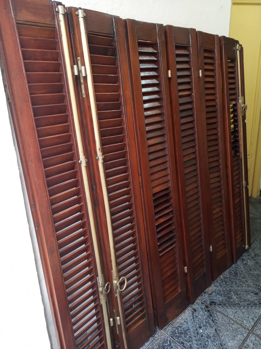 SommaLuis's tweet photo. Gente acá les dejo restauraracion de celosía de 6 postigos. Se quitó pintura vieja, se lijo y se aplicó buen producto. Así quedó. Marco se hizo en el lugar. 091470996/091470997. Muy agradecido con Uds https://t.co/2JnN4IVODn
