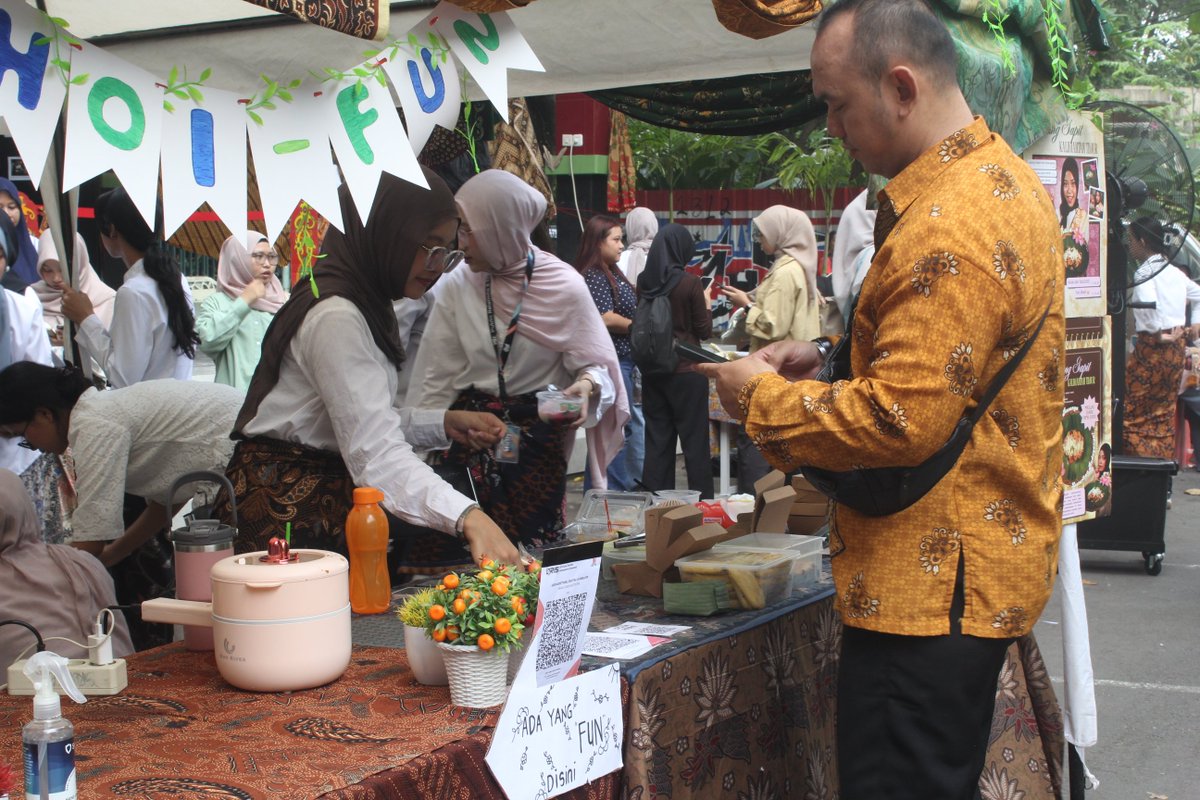 gapawgapaw's tweet photo. Awalnya gw dateng karena penasaran kan yak. Tapii setelah keliling acara, ternyata yang gw bawa pulang bukan cuma foto-foto, tapi juga banyak cerita dan pengetahuan baru yang sebelumnya nggak pernah gw kepikiran samsekk 👀

#InterestFestivalBudaya #EventBudaya https://t.co/8joBhj92U2