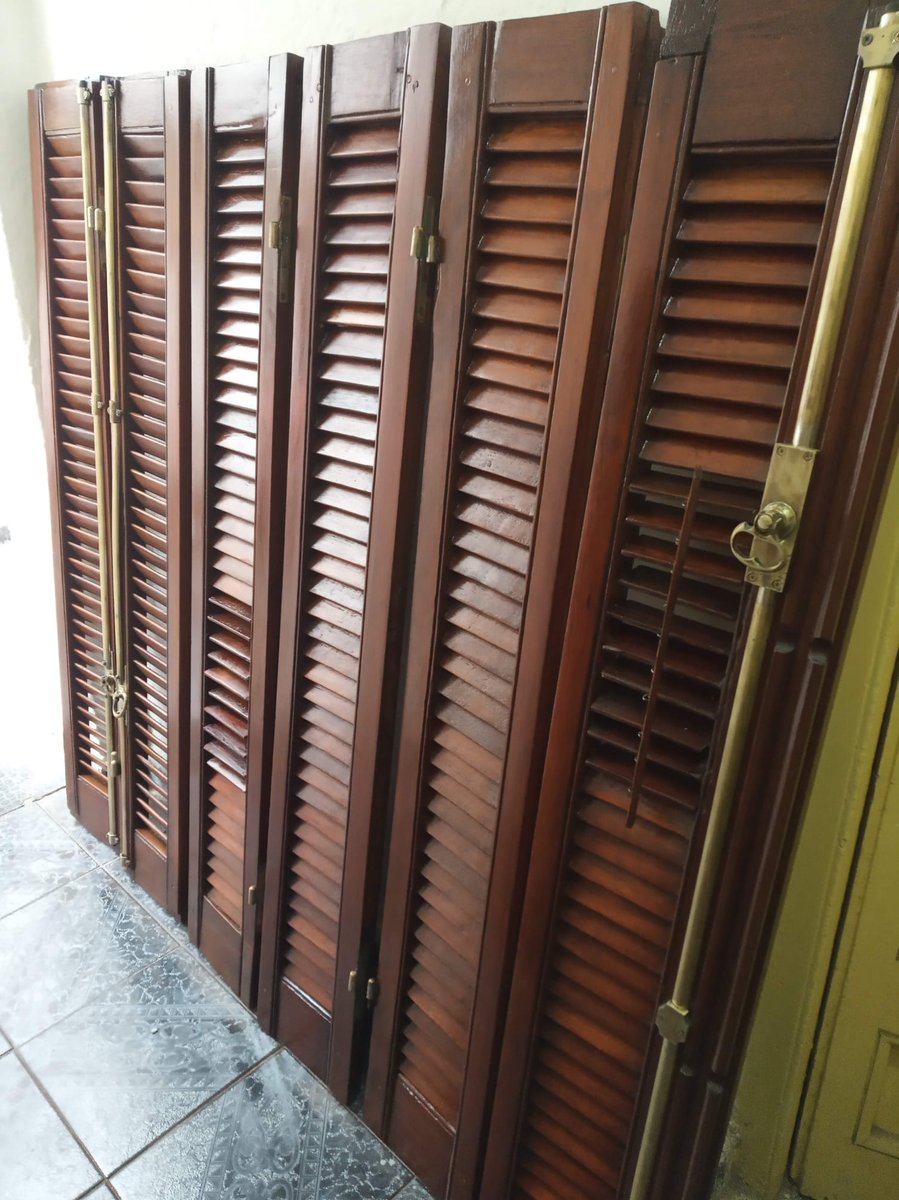 SommaLuis's tweet photo. Gente acá les dejo restauraracion de celosía de 6 postigos. Se quitó pintura vieja, se lijo y se aplicó buen producto. Así quedó. Marco se hizo en el lugar. 091470996/091470997. Muy agradecido con Uds https://t.co/2JnN4IVODn