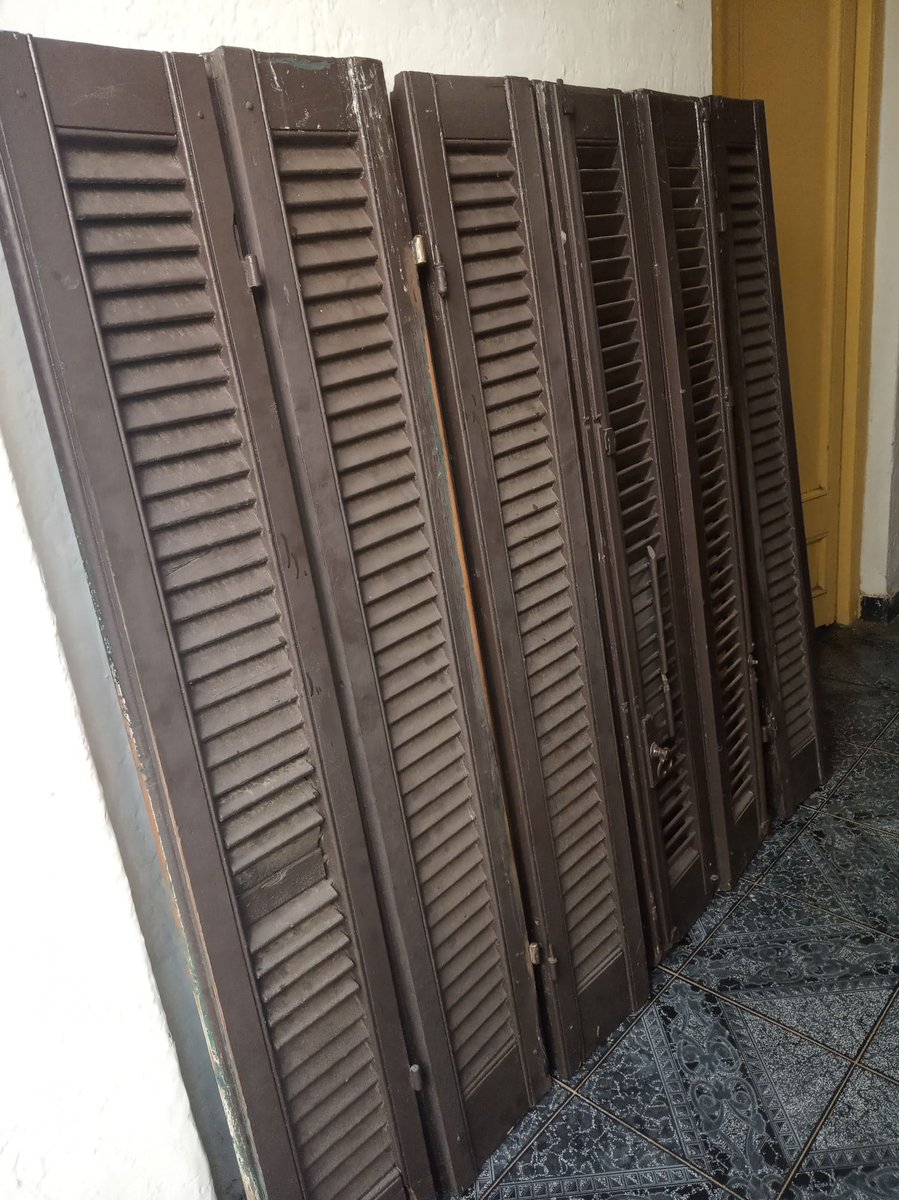 SommaLuis's tweet photo. Gente acá les dejo restauraracion de celosía de 6 postigos. Se quitó pintura vieja, se lijo y se aplicó buen producto. Así quedó. Marco se hizo en el lugar. 091470996/091470997. Muy agradecido con Uds https://t.co/2JnN4IVODn