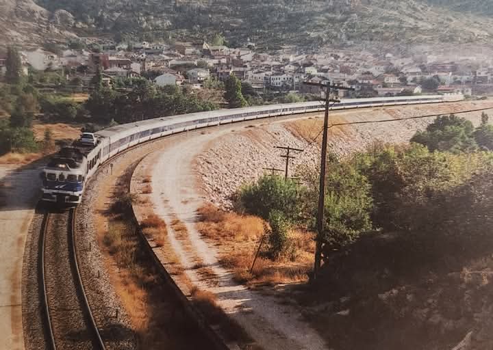 enric_marc's tweet photo. Directo Madrid-Burgos, 1999 debido a una tormenta que se llevó las vías por La Cañada fue desviado este Tren Hotel Galicia-Madrid con las ramas de Vigo y A Coruña remolcados por una Talgo 4000 por Valdemanco foto de J.P. Esteve García y A. Bravo Fernández #renfe #ferrocarril https://t.co/zm0uMTkJLc