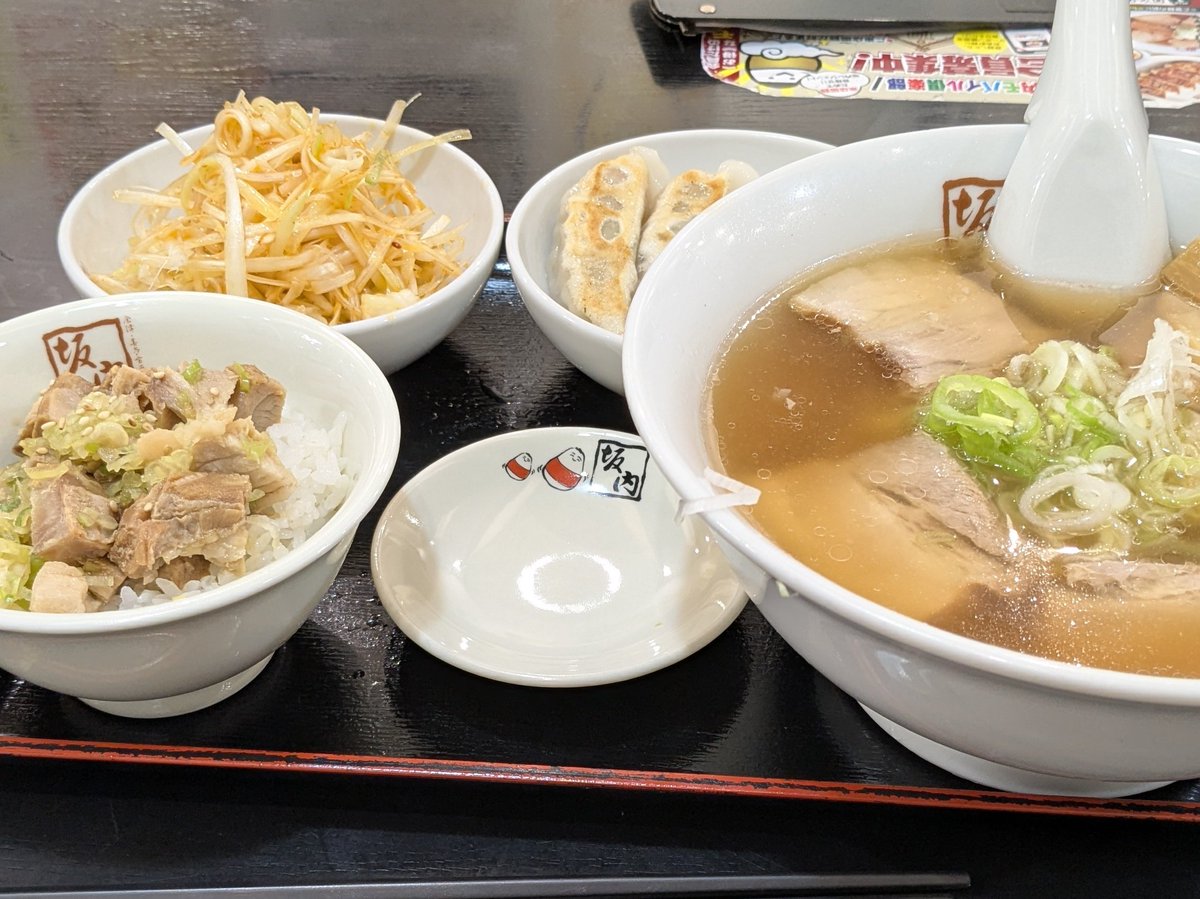 ddtogu's tweet photo. #喜多方ラーメン
久しぶりに外食しにきました！
今日まで喜多方ラーメン690円なのて炙りミニ叉焼ご飯&amp;半餃子セットとトッピングピリ辛ネギでいただきました😆
（ラーメン見切れていてごめんなさい🙇） https://t.co/kAjEPZWdky