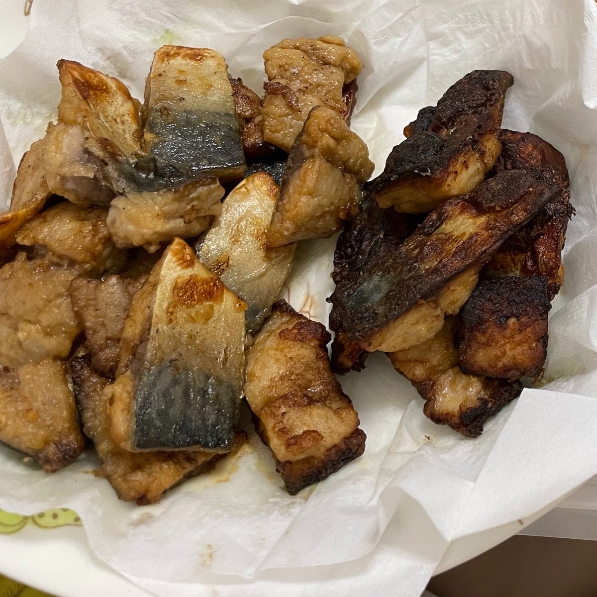 tapi__0409's tweet photo. この前2ヶ月ぶりに自炊したら焦げ焦げになっちゃった鯖の竜田揚げと
エフェクトでピンク髪になった私どうぞ💗 https://t.co/JBn8u6azDV