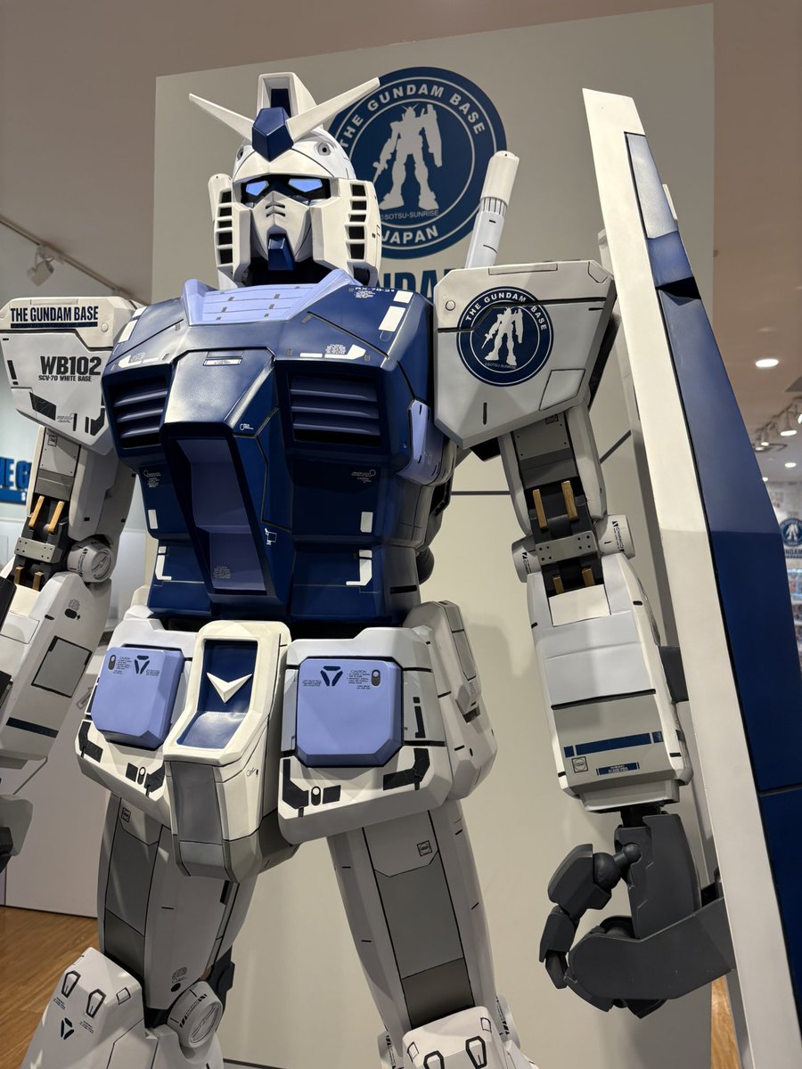 side6_ramius's tweet photo. 開港してるぜーーーーい！
えまさん、こはく、まりゅーです！

たまたまガンダムベース見つけたから写真撮りました🙂‍↕️ https://t.co/5CSk2MR2XF
