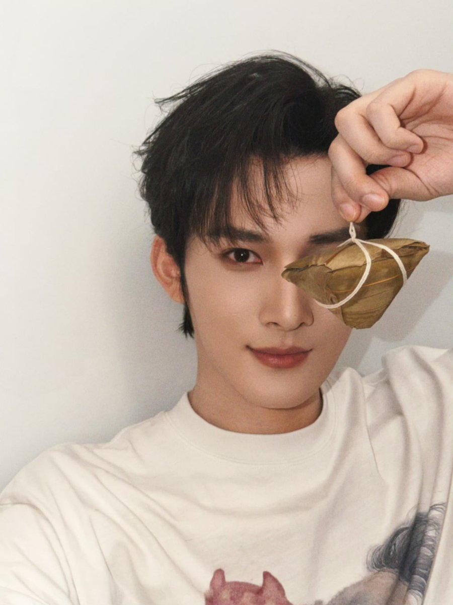 JiangLi_ID's tweet photo. 260619 JIANG HENG WEIBO UPDATE 
https://t.co/b0VwSITu3y

吃甜粽还是咸粽呢？ 
Makan zongzi manis atau zongzi asin ya?

#JiangHeng #OceanJiang #江衡 #LiPeiEn #SeekyLi #李沛恩 #JiangLi https://t.co/So3pVb6Dqy