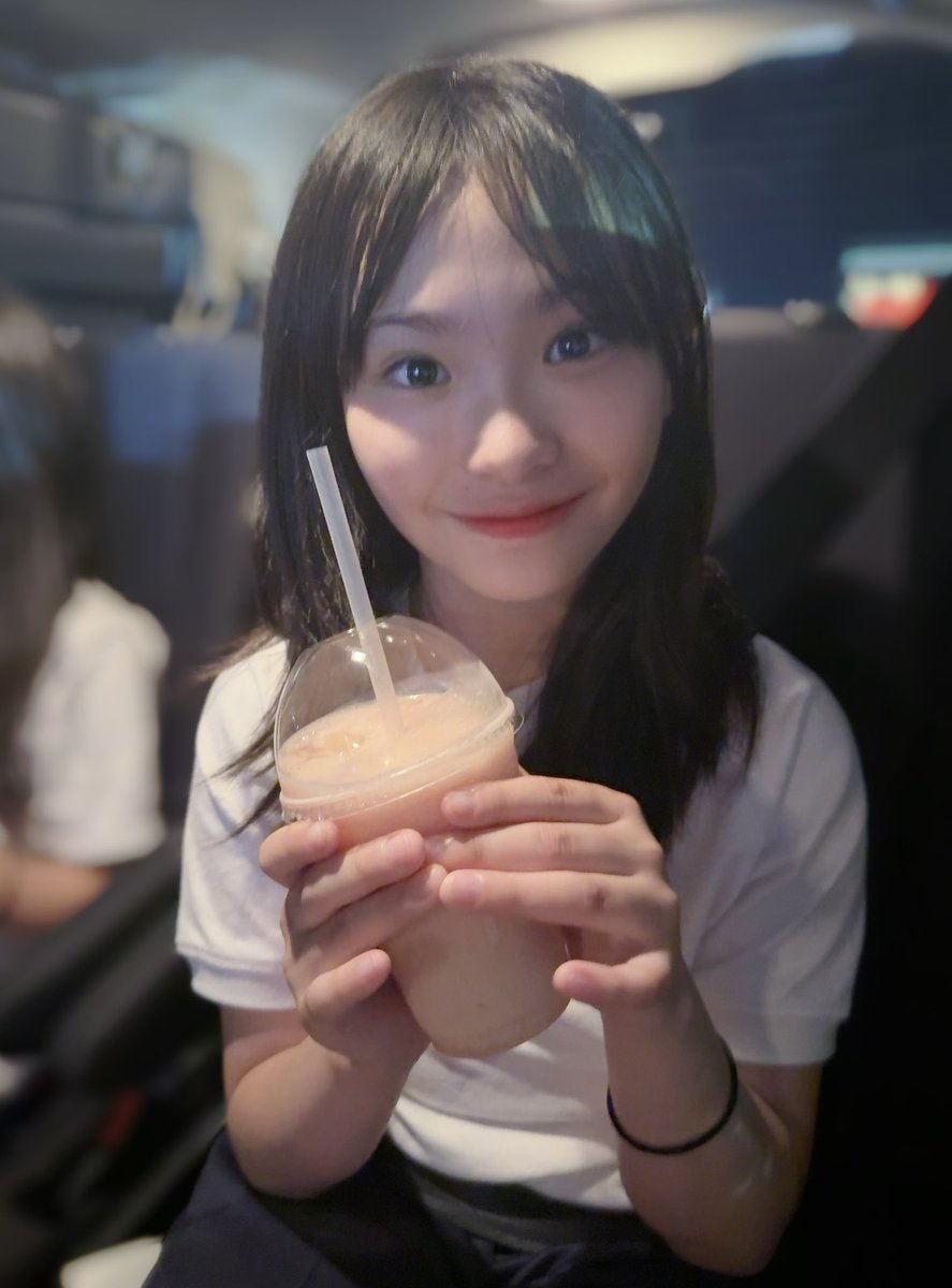 DP_MANORIN's tweet photo. こんばんりん🔔🌙りんりんだよ🌻🎧

今日もたくさんのごあいさつやおうえんありがとう🥰💗

ドキドキだった席替えは、教室のど真ん中の席だったよー( ੭ ･ᴗ･ )੭✨✨
けっこういい場所だよ💖

今日はママに用事があって、夜おでかけしたよ🚗✨
その帰りにマックのドライブスルーで、もものスムージーを買ってもらったよ🍑💖
とってもおいしかったよ◡̈♥︎

みんなはどんな1日だったかな？☺️
1週間おつかれさまでした🌈✨

じゃあまたあしたね💛
おやすみりん🌙𓈒𓂂𓏸