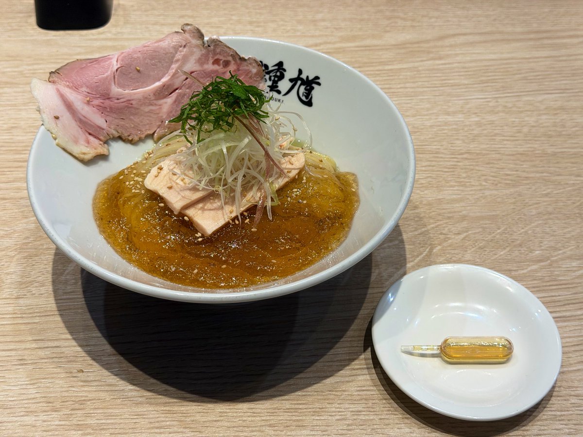 SapporoShouki's tweet photo. 麺鍾馗
豊平のみ提供
6/20〜7/19の限定
【ゴマ油香るジュレSOBA】
エキストラバージンゴマ油からのスポイト1番搾りゴマ油。京都山田製油さんの物です。
昆布ジュレ+昆布油+昆布水。
こちらも昆布の三重奏。
よく混ぜてお召し上がりください。 https://t.co/iGMlmHbaxw