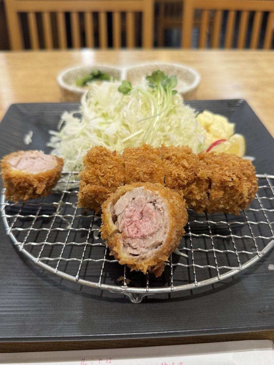 thump_man's tweet photo. 久々に大阪出張

東海道新幹線が運転見合わせる前、ギリギリに滑り込みで大阪入り

KYKのヘレかつは相変わらず美味しい🤤 https://t.co/8DDPVl1RfS