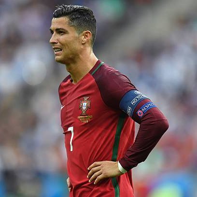 EPLworld's tweet photo. 🔔🇵🇹

تعليق لأحد مشجعي كريستيانو رونالدو تحت أحدث منشور لبرونو فيرنانديز على إنستغرام ينتشر بسرعة 📱⏫

◾ "قبل أن تخطو إلى أرض الملعب، تذكر الرجل الذي فتح الباب لكم جميعًا" 

◾ "تذكر ذلك الشاب البالغ من العمر 19 عامًا الذي بكى بعد الهزيمة في نهائي يورو 2004" 

◾ "بينما غادر الجميع الملعب، بقى هو هناك، محطم القلب، لأن إرتداء قميص البرتغال كان يعني له كل شيء" 

◾ "تذكر كأس العالم 2006، عندما خرجت البرتغال أمام فرنسا في نصف النهائي، كان كريستيانو يبكي مرة أخرى، كان يشعر بثقل هذا الشعار أكثر من أي أحد" 

◾ "ذلك الشاب، كريستيانو، هو السبب في أن الكثيرين آمنوا بأن اللاعب البرتغالي قادر على أن يصبح يومًا ما الأفضل في العالم" 

◾ "لقد جعل جيلاً كاملاً يحلم" 

◾ "لقد أظهر لكل طفل في البرتغال أن الوصول إلى قمة كرة القدم أمر ممكن" 

◾ "لقد وضع البرتغال على خريطة كرة القدم العالمية" 

◾ "لأكثر من 20 عامًا، حمل هذا القميص، وهذا الشعار، وهذه الأمة على كتفيه" 

◾ "لقد خاض كل المعارك" 

◾ "لقد مر بكل خيبات الأمل" 

◾ "لقد تحمل كل الإنتقادات" 

◾ "لقد حمل توقعات أمة كاملة" 

◾ "والآن، قد تكون هذه آخر رقصة له على أكبر مسرح في كرة القدم" 

◾ "لذا، قاتلوا من أجله، أركضوا من أجله، أتركوا كل شيء على أرض الملعب من أجله" 

◾ "أصنعوا له الفرص، مرروا له الكرة، إمنحوه الوداع الذي يستحقه" 

◾ "لأنه لو كان كريستيانو لايزال يملك نفس السرعة والقوة التي كان عليها في قمة عطاءه، لما احتاج إلى أي أحد" 

◾ "لكان سيحمل البرتغال على ظهره مجددًا، وينهي المهمة بنفسه" 

◾ "لكن هذه المرة، جاء دوركم لتقاتلوا من أجله، كما قاتل هو من أجل البرتغال لأكثر من 20 عامًا"